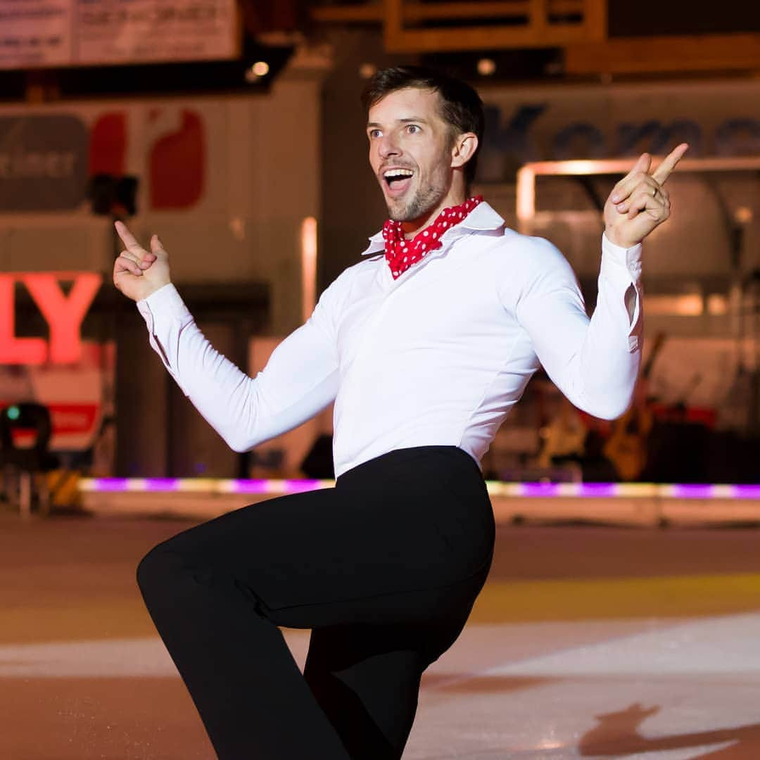 オンドレイ・ホタレックのインスタグラム：「Quando e giovedi ma tu hai la giornata libera 😂😂😂 👆👆👆 Mood...when it's thursday but it's also your day off!!! #festa #marcheihotarek  #ghiacciospettacolo  #italiasummertour  #fotodiflaviovalle #flaviovalle #instamood  Foto credit @flavioice thanks!!!」