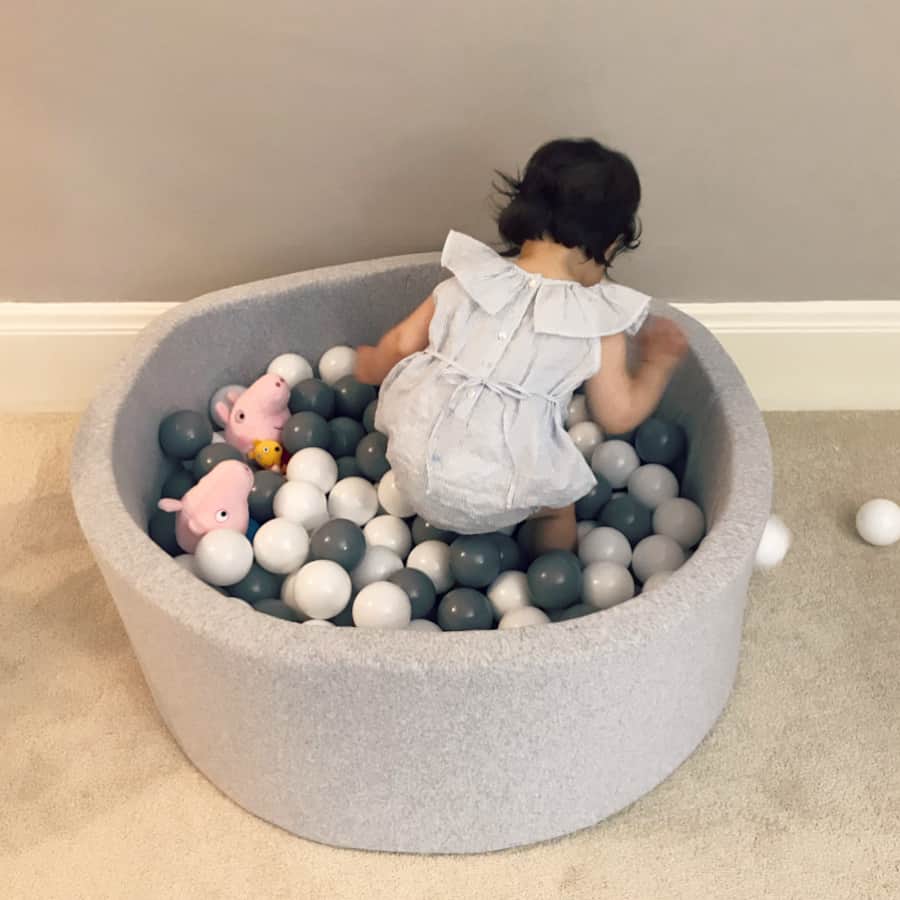 MEGのインスタグラム：「成長とともに遊び方が変わってきて、雨の日の過ごし方がなかなか難しくなってきました。読書やDVDもネタがつき、何か暴れるものが必要に。ボールプールを買ってみた。#PeppaPig とともに。 #1歳6ヶ月 #ボールプール #misioo」