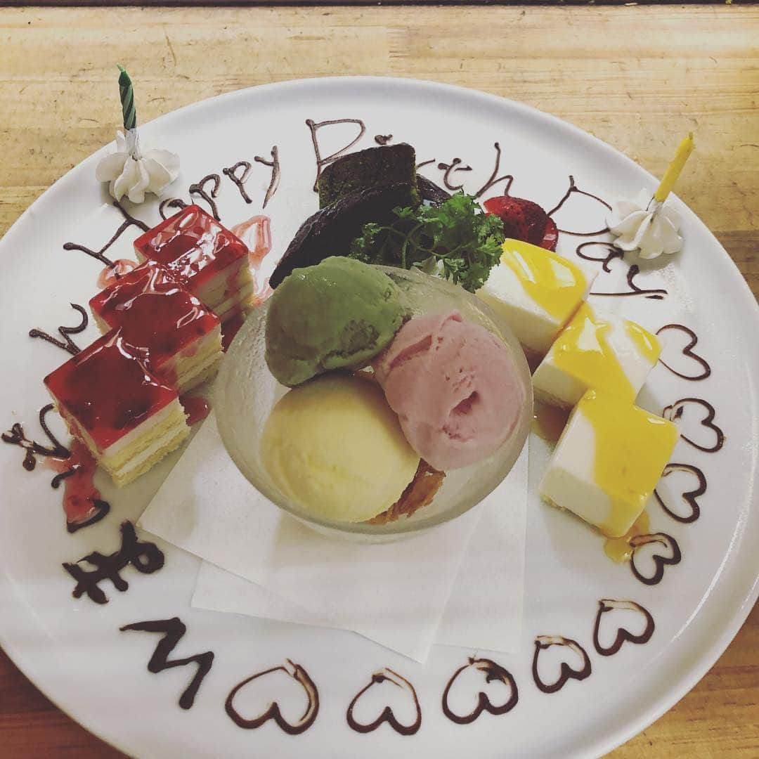 鶏三味　駅前店のインスタグラム：「おつかれさまです（＾ν＾） 今日はバースデープレートしました🎂🎂 サプライズなど当日でも 受付てます（＾ν＾） ぜひご利用ください♡♡ #鶏三味#広島駅新幹線口#バースデープレート #まいちゃんお誕生日おめでとう #♡♡#🐥🐥」