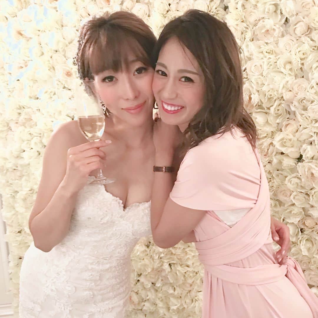 山上綾加さんのインスタグラム写真 - (山上綾加Instagram)「. . . 最愛なる聡子(@satokokasuya ) の結婚式のため、LAへ行ってきました✈️🌈... . 初めて出会った時は自信に満ち溢れていて、 私に無いものをたくさん持っていて、 私とはまるで正反対で🤭w でも、無償の愛をこんなにも人にあげられる人は 他に見たことないくらい愛があって、 優しくて、時に厳しくて、 とにかく私にとってさとちゃんは、 人生をたくさん変えてくれた人でした。 私が苦しくて外に出られなかった時、 『ご飯行くよ！』って外に連れ出してくれた人。 私が悩んでた時、 私はあーにゃとDIVAで出会わなくても 絶対に仲良くなってたよ！って言葉をくれた人。 前向きなところ、たまに繊細なとこ。 でもすぐに回復するところ。w 全てが尊敬として私の中にあって、 自分を変えたいと思うきっかけの人。 思い返してみたら、出会って7年程。 こんな日が来るなんて😭 寂しいけど嬉しい！！そんな気持ちです。 さとちゃん、いつまでもお幸せに🤙🏻💛！ .  congratulation💋 . . . #DIVA#粕谷聡子 . .」8月16日 20時28分 - ayakayamagami