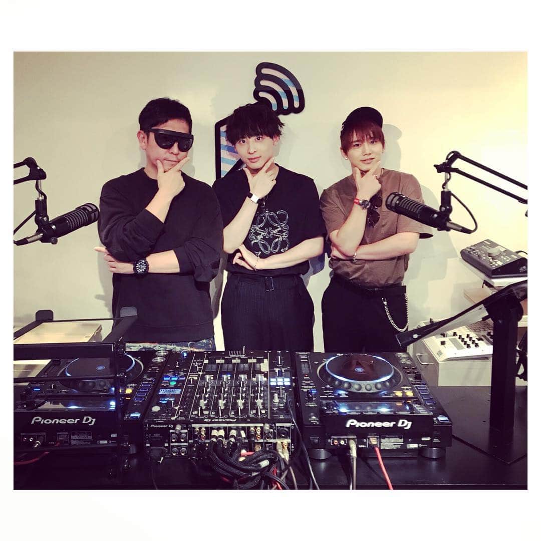 工藤大輝のインスタグラム：「@mflo_official @takudj #BET0808 #Da_iCE m-floの☆Taku Takahashiさんの @blockfm にお邪魔させていただきました。 僕のスター。お会いできて嬉し過ぎて全く実感が沸かない。」
