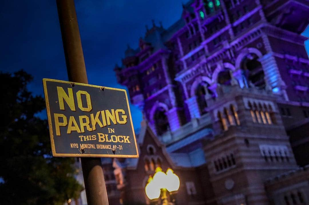 Hatamaさんのインスタグラム写真 - (HatamaInstagram)「＊ ＊  NO PARKING  #tokyodisneyresort #tokyodisneysea #noparkinginthisblock #towerofterror #disney #disneygram #東京ディズニーシー #タワーオブテラー #駐車禁止 #看板 #ディズニー風景 #風景 #ディズニー女子 #カメラ女子 #ディズニー好きな人と繋がりたい #不穏な空気」8月16日 20時31分 - hatama_1118