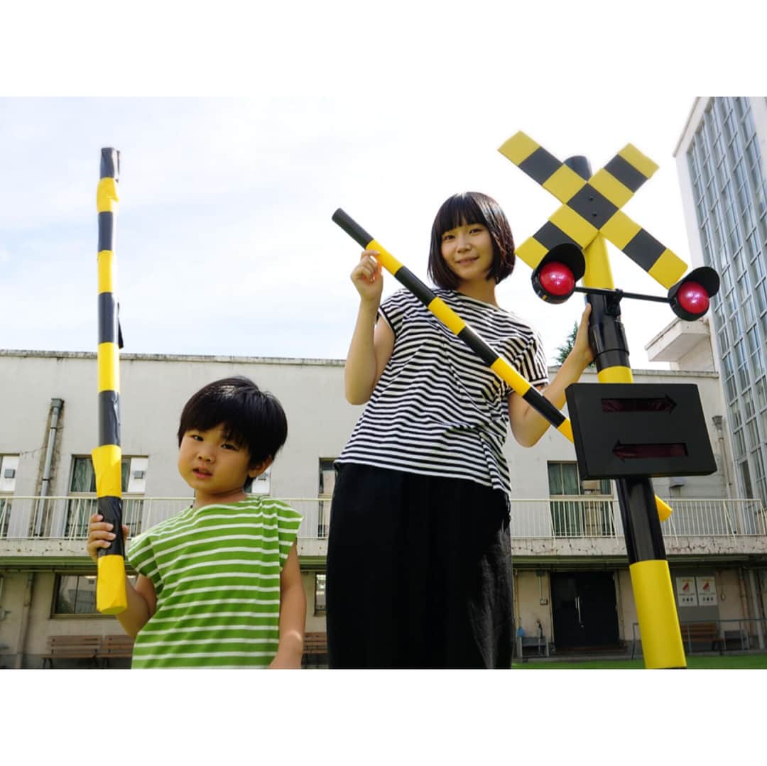 鈴川絢子さんのインスタグラム写真 - (鈴川絢子Instagram)「夏休みの工作として親子で踏切(手動)を作りました。 色んな日本の踏切を紹介しているオリジナルソング「ふみきりのうた」も是非お聴きください！  #DIY #踏切 #鉄道 #鉄分多め」8月16日 20時36分 - suzukawaayako