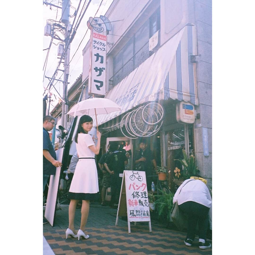 芳根京子さんのインスタグラム写真 - (芳根京子Instagram)「昨日は「高嶺の花」 第6話の放送でした。 ありがとうございました。  初めての サイクルショップ カザマは 毎週テレビで観ていたので 興奮してしまいました。  予告であったななの姿。 来週はどうなってしまうのでしょうか。  お楽しみに。  #film #高嶺の花」8月16日 20時57分 - yoshinekyoko