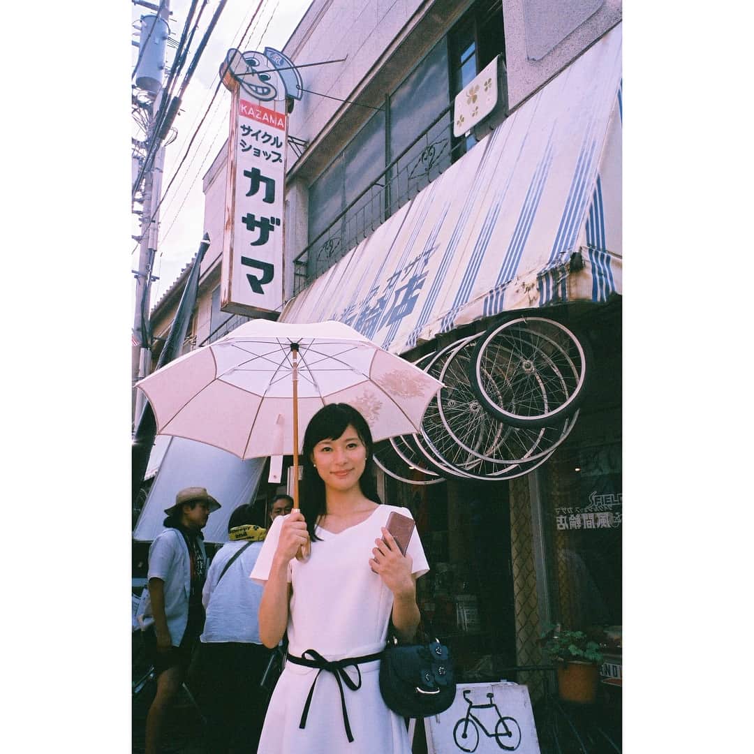 芳根京子さんのインスタグラム写真 - (芳根京子Instagram)「昨日は「高嶺の花」 第6話の放送でした。 ありがとうございました。  初めての サイクルショップ カザマは 毎週テレビで観ていたので 興奮してしまいました。  予告であったななの姿。 来週はどうなってしまうのでしょうか。  お楽しみに。  #film #高嶺の花」8月16日 20時57分 - yoshinekyoko
