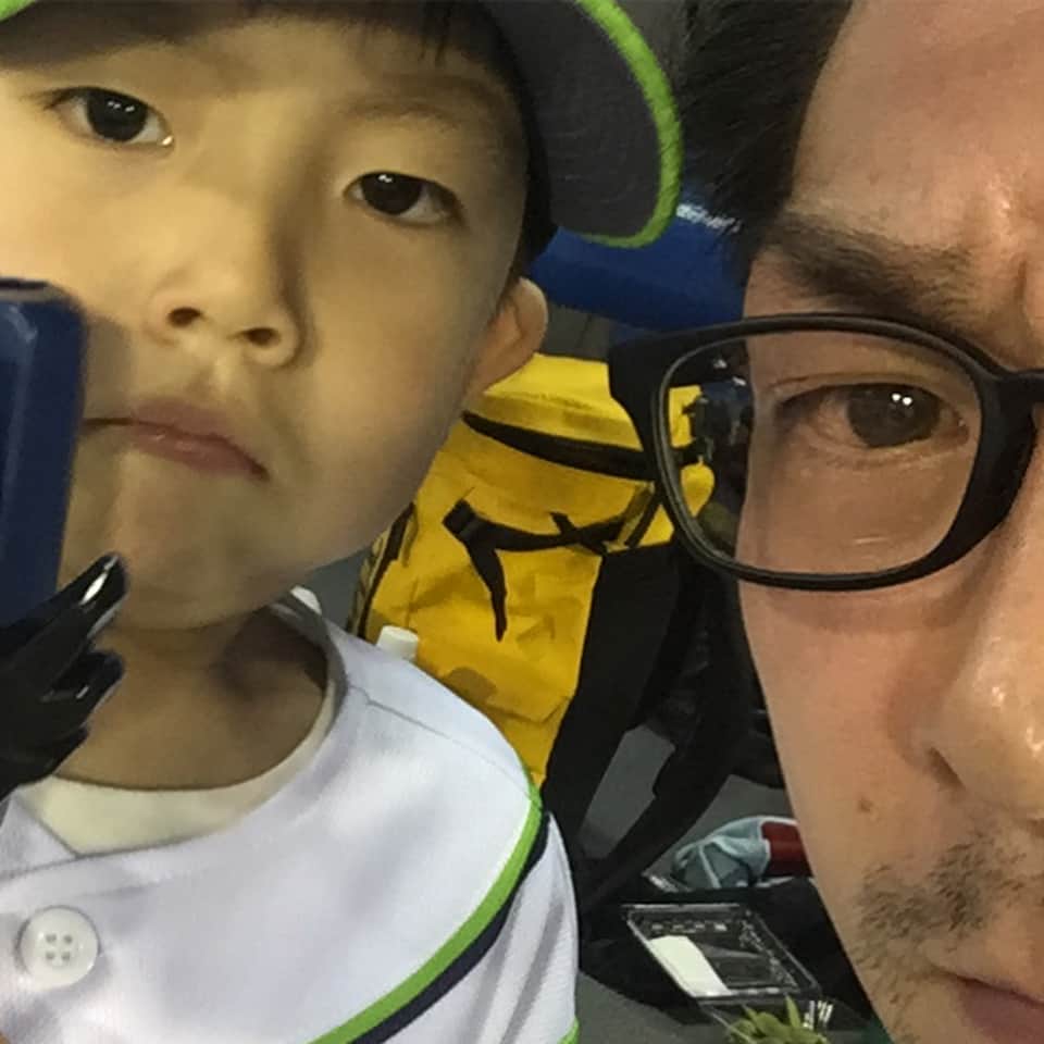 坂東亀三郎さんのインスタグラム写真 - (坂東亀三郎Instagram)「神宮球場。 vs讀賣ジャイアンツ。  5月29日以来の神宮球場(観戦は6月24日以来)。 倅と観戦。 倅さんたぶん通算10試合目の観戦。 最近は応援歌を覚え合う日々ですが、まだ野球のルールを把握出来ていないから、たまにめっちゃぶっ飛んだ質問を投げ込んできて、笑うし困るしな日々。  そして、原樹理投手のプロ初完封！ ・ ・ ・ そして、今回も書きます❗️ スワローズ情報満載のサンケイスポーツ月刊タブロイド紙「丸ごとスワローズ」🗞 第41号目は明日8月17日(金)に発行します。2014年からの連載も遂に5年目に突入です、ネタ切れ気味ですが趣向を凝らしスワローズファンが喜び盛り上がる様にしていきますので、お楽しみに！！ ・ ・ #歌舞伎 #音羽屋 #歌舞伎役者 #亀三郎 #坂東亀三郎 #六代目 #彦三郎 #坂東彦三郎 #九代目 #歌舞伎部 #KABUKI #JAPAN #otowayabando #彦観戦 #親バカ部 #倅マン #えみふる #東京ヤクルトスワローズ #燕党 #ヤクルト #スワローズ #ヤクル党 #明治神宮球場 #神宮天気証拠 コメントはお気軽に📝」8月16日 21時54分 - otowayabando
