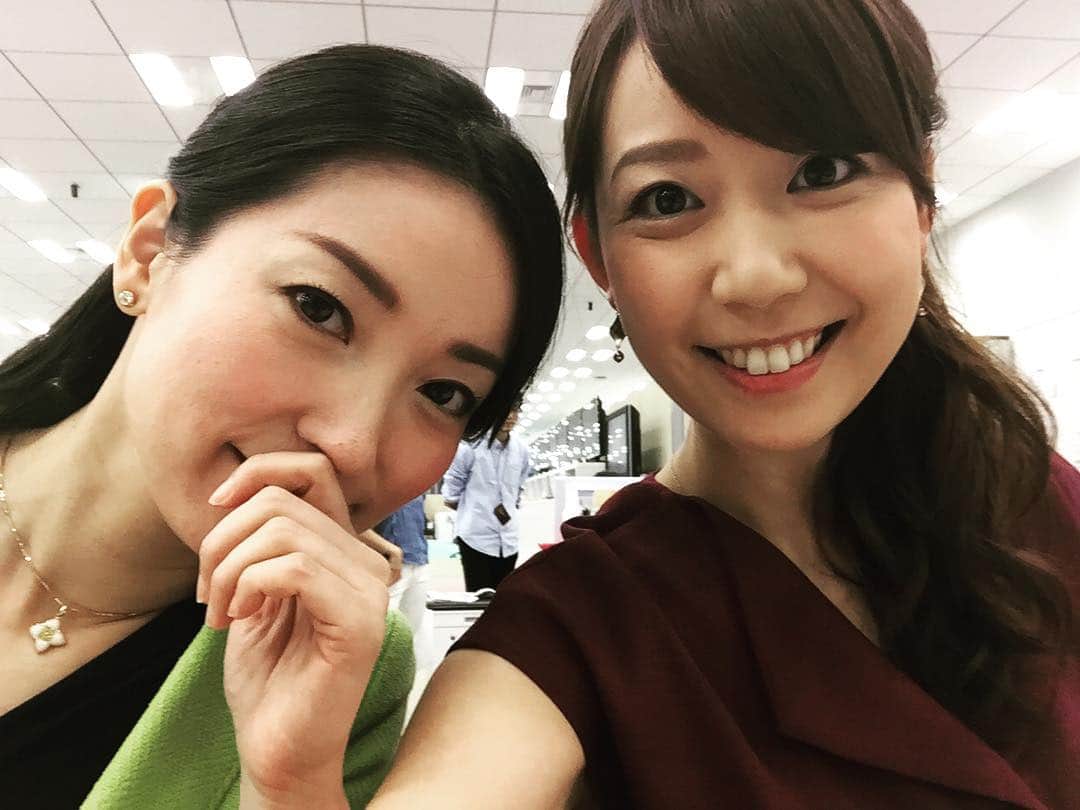 須黒清華のインスタグラム：「本日の大江さんと私。 きみどり色とあかむらさき色。 並ぶとなかなかインパクトがあります（笑） 今日のWBSは11:30スタート‼︎ 少し遅めですが、ご覧くださいねー(^^) #ワールドビジネスサテライト #大江麻理子キャスター #須黒清華 #今日の衣装  #11:30からです」