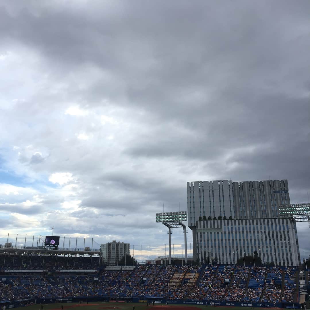 坂東亀三郎さんのインスタグラム写真 - (坂東亀三郎Instagram)「神宮球場。 vs讀賣ジャイアンツ。  5月29日以来の神宮球場(観戦は6月24日以来)。 倅と観戦。 倅さんたぶん通算10試合目の観戦。 最近は応援歌を覚え合う日々ですが、まだ野球のルールを把握出来ていないから、たまにめっちゃぶっ飛んだ質問を投げ込んできて、笑うし困るしな日々。  そして、原樹理投手のプロ初完封！ ・ ・ ・ そして、今回も書きます❗️ スワローズ情報満載のサンケイスポーツ月刊タブロイド紙「丸ごとスワローズ」🗞 第41号目は明日8月17日(金)に発行します。2014年からの連載も遂に5年目に突入です、ネタ切れ気味ですが趣向を凝らしスワローズファンが喜び盛り上がる様にしていきますので、お楽しみに！！ ・ ・ #歌舞伎 #音羽屋 #歌舞伎役者 #亀三郎 #坂東亀三郎 #六代目 #彦三郎 #坂東彦三郎 #九代目 #歌舞伎部 #KABUKI #JAPAN #otowayabando #彦観戦 #親バカ部 #倅マン #えみふる #東京ヤクルトスワローズ #燕党 #ヤクルト #スワローズ #ヤクル党 #明治神宮球場 #神宮天気証拠 コメントはお気軽に📝」8月16日 21時54分 - otowayabando