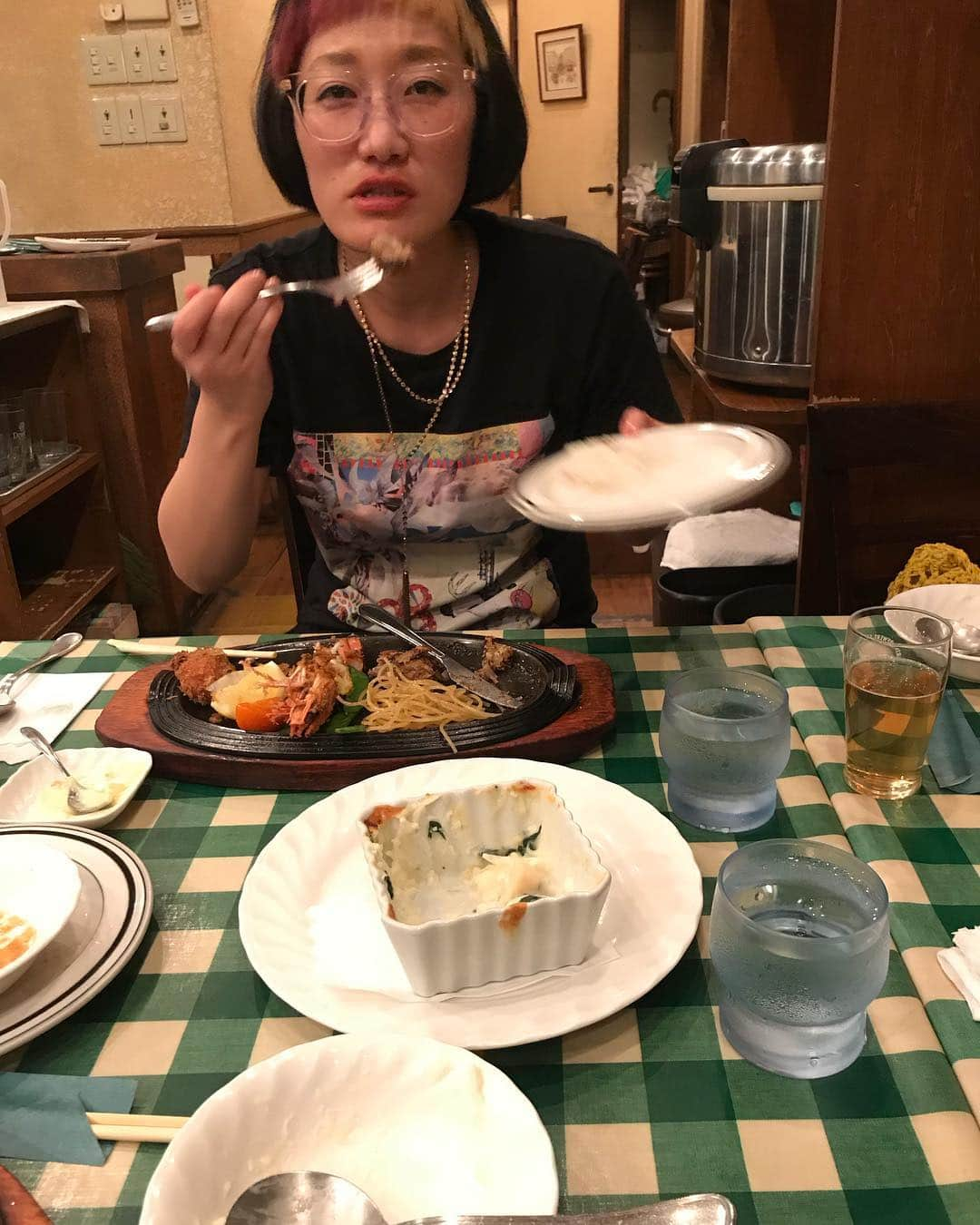 じろうさんのインスタグラム写真 - (じろうInstagram)「単独見に来たスパイク松浦と飯。 こっちはとっくに食い終わってるのに、おしゃべりが長すぎて全然減ってない。地獄。」8月16日 22時36分 - sissonne_jiro