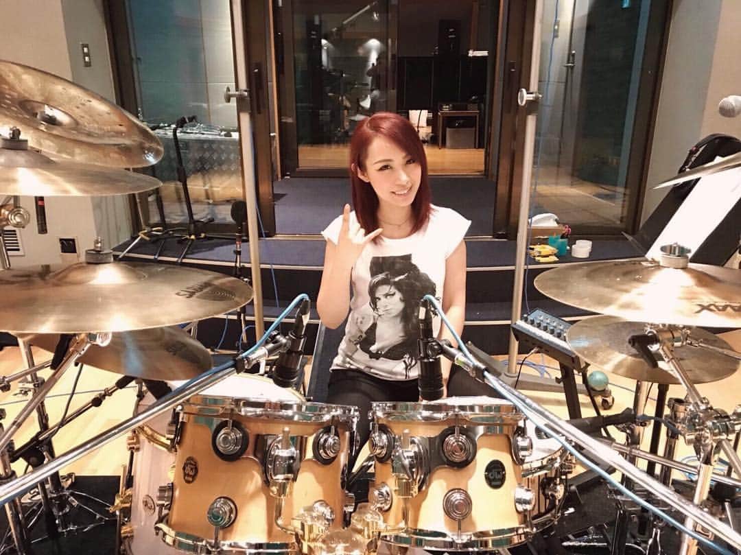 Marinaさんのインスタグラム写真 - (MarinaInstagram)「Recording!!!! . 本日はドラムRECでした🥁✨ . 遂にAldious新曲レコーディングがスタート！！！ . 楽しみにしててね！！ . . #Aldious #AldiousMarina #アルディアス #femalemusician #femaledrummer #drummer #drums #dwdrums #drumslife #drummergirl #girlband #music #drumstagram #attackdrumheads #instagood #dress #blackandgold #vicfirth #myperfectpair #ドラム #ドラマー #recording」8月16日 23時42分 - aldiousmarina