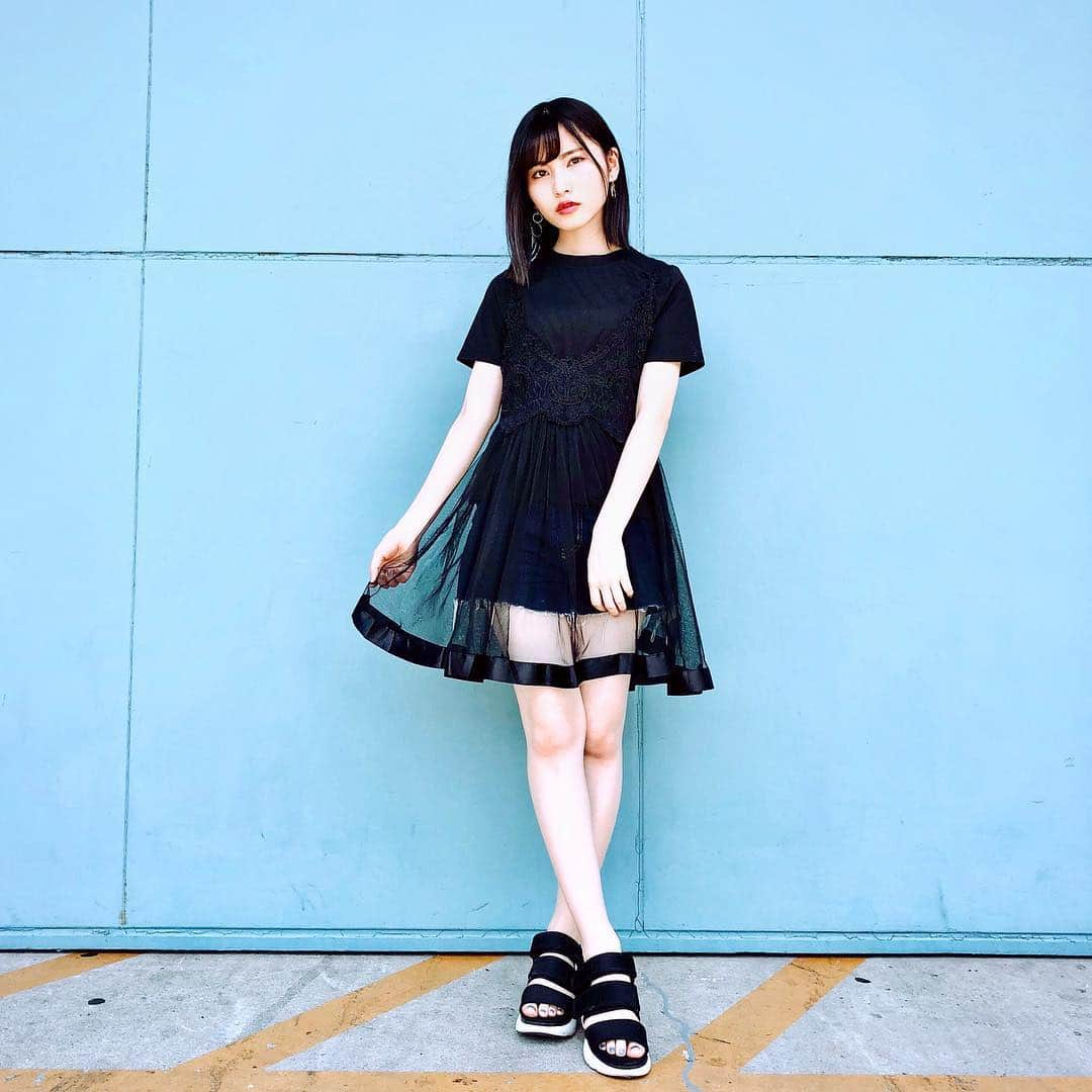 福岡聖菜さんのインスタグラム写真 - (福岡聖菜Instagram)「大人っぽくラフに。 * * 18歳になったということで いつも夏にはあまり着ない 黒で大人っぽく * * T-shirt→ #narcissus  pants→ #snidel  sandals→ #lowrysfarm * #握手会 #AKB48 #黒コーデ #ラフ」8月16日 23時57分 - seina___ff