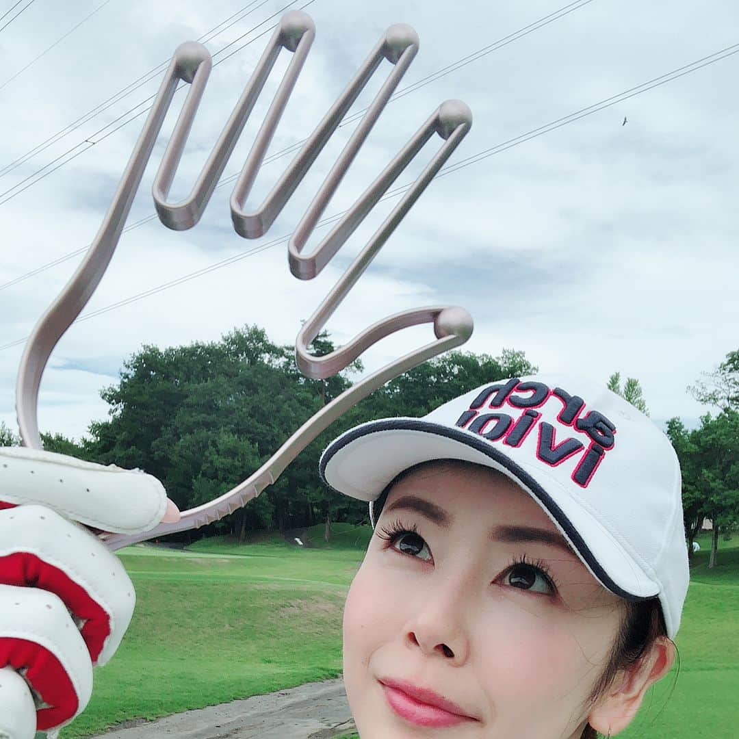 のインスタグラム：「じゃんけんポン✋ ではなく、、、 今、売り切れ御免状態の グローブキーパー✋✨ ぐちゃぐちゃになりがちなグローブもハメておけばいつも綺麗だし、 汗かいた時もすぐに乾くという、 衛生的にも素晴らしい💕 この度、 ゴールドからピンクゴールドになりました💓 シルバーと3色展開ですが、 特にシルバーは、8月は在庫ナシだそうです❗️ ゴルフ好きな友達へのプレゼント🎁にしたいです😊 グローブキーパーの社長さんが、 ゴルフめちゃくちゃ上手いのに、 あまりの美肌にビックリ‼️ 焼けない体質だそうで、、、 羨ましい💓  #グローブキーパー #汗かいた #グローブに #グローブなくしがち #そんな人にも #シルバーは売り切れ #ゴルフアイテム #便利グッズ #」