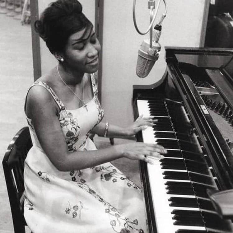アリシア・デブナム・キャリーのインスタグラム：「🕊 What a gift to have had such magic in the world. You will be missed Aretha.」