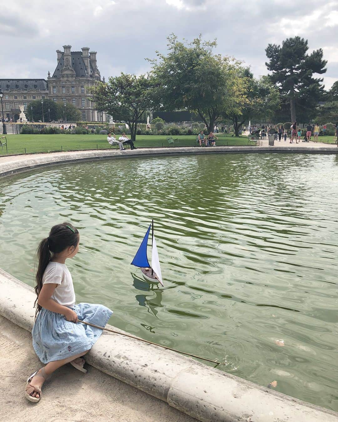 フィロとポンポンさんのインスタグラム写真 - (フィロとポンポンInstagram)「🌿Philo’s good place🍀  L’un des parc préféré de Philo est le #JardinDesTuileries . Ses activités favorites : la fontaine aux voiliers, le carrousel et le trampoline... Un après-midi joyeux dans un cadre enchanteur !」8月17日 4時41分 - philo_pompon