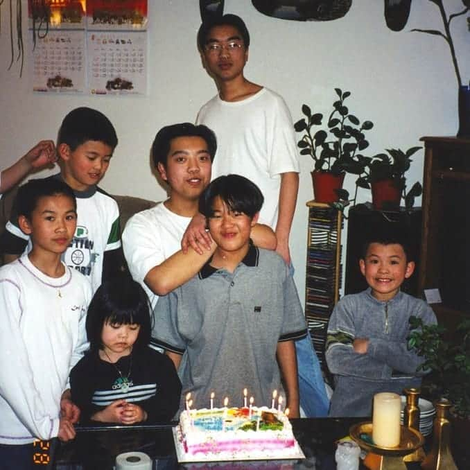 マーヴィン・トランのインスタグラム：「Listen to the voice of your inner child. What does that child say? -"Let me eat cake." #throwbackthursday #familyreunion #crazynotrichasians」