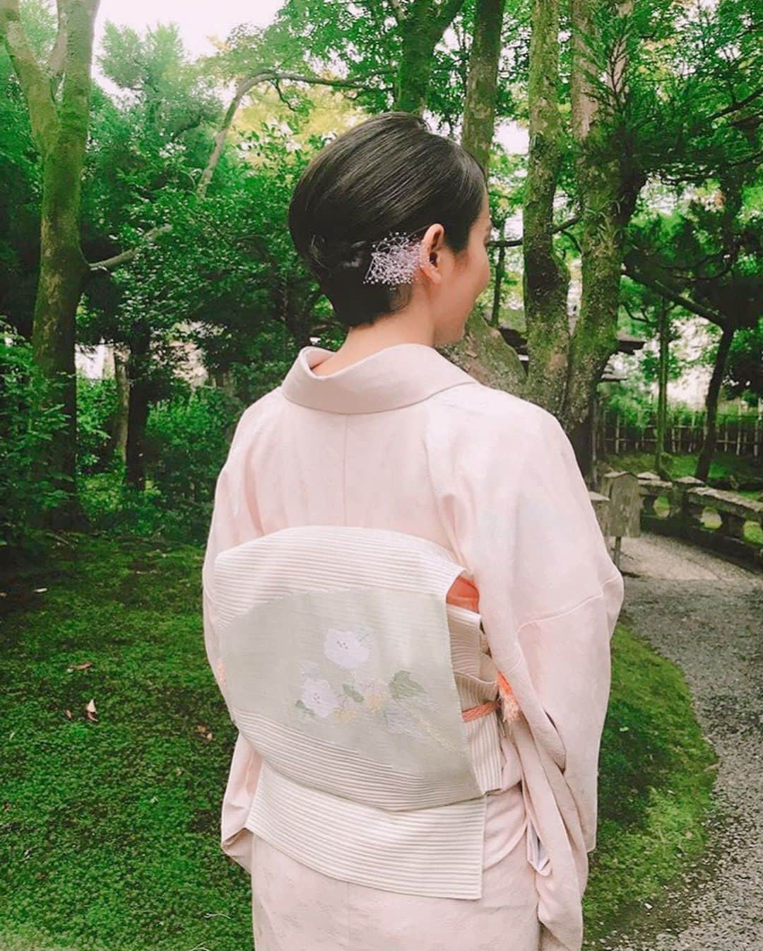 吉岡里帆さんのインスタグラム写真 - (吉岡里帆Instagram)「昨日着させて頂いたお着物は…  紋沙、桐竹鳳凰文 (ぼかし染め)染師:河田信介さん (手描き友禅)染師:藤井嵐晴さん  桐の竹の実を食べたとする鳳凰。 中国の言い伝えから生まれたお着物です。  日本の和柄の意味、深くて面白くて好きです。 そろりと東京に帰ります。  #有職文様」8月17日 9時15分 - riho_yoshioka