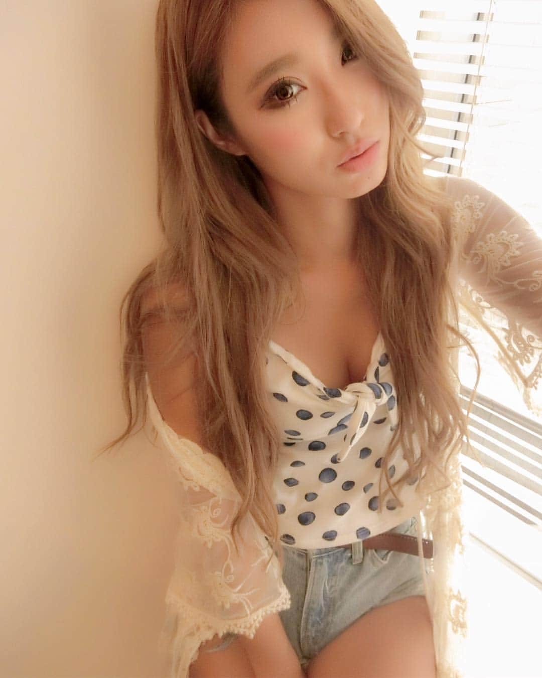 HIKARUさんのインスタグラム写真 - (HIKARUInstagram)「ohayo🤙🏾🌺 のほん🤤🤤 〰︎ 🔵⚪️🔵⚪️ #makeup #hair #japanesegirl  #japan  #東京」8月17日 9時14分 - hikaru__0211