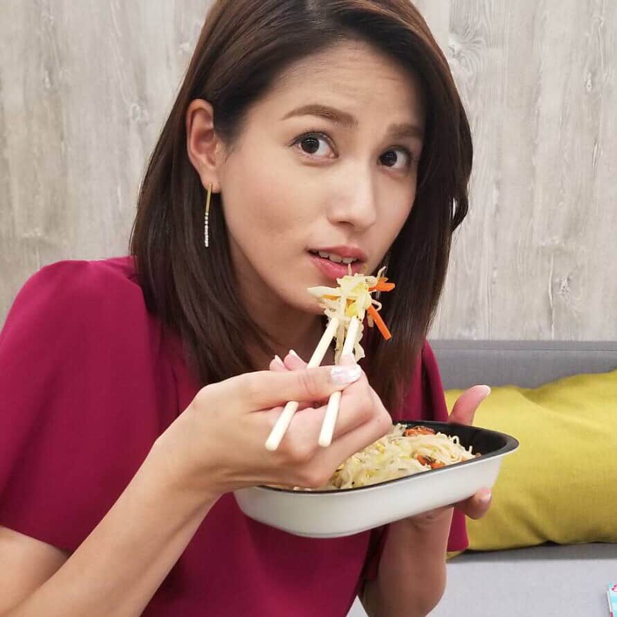 フジテレビアナウンサーのインスタグラム：「｢このビーフン、一日に必要な野菜の半分が摂れるんだよ✨｣ 真剣な眼差しで教えてくれて、真剣に食べている永島アナ😆 ビーフンも永島さんもいいね！です💓  #ゆいのyouいいね！ #フジテレビアナウンサー #永島優美 #鈴木唯」
