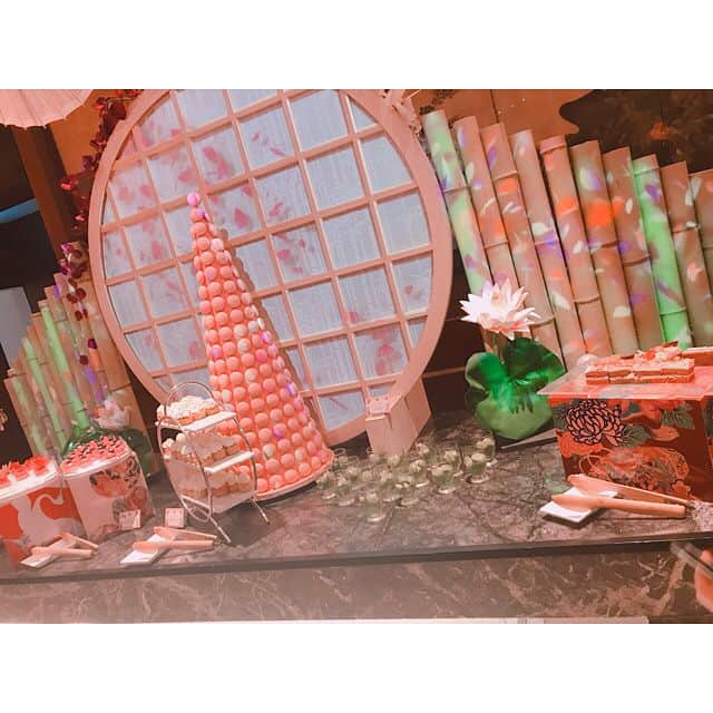 茂木忍のインスタグラム：「. スイーツビュッフェに行ってきました〜🍰🍨🍓✨ . 甘いものに目がない私…☺️ 幸せな空間でした🌹 . インスタ映えスポットで恥ずかしくなっちゃって結局こんな顔に。🙂(4枚目) インスタグラマーへの道は遠い… . . #ヒルトン東京 #マーブルラウンジ #スイーツビュッフェ . #甘いの散々食べた後のしょっぱいスープが結局優勝」