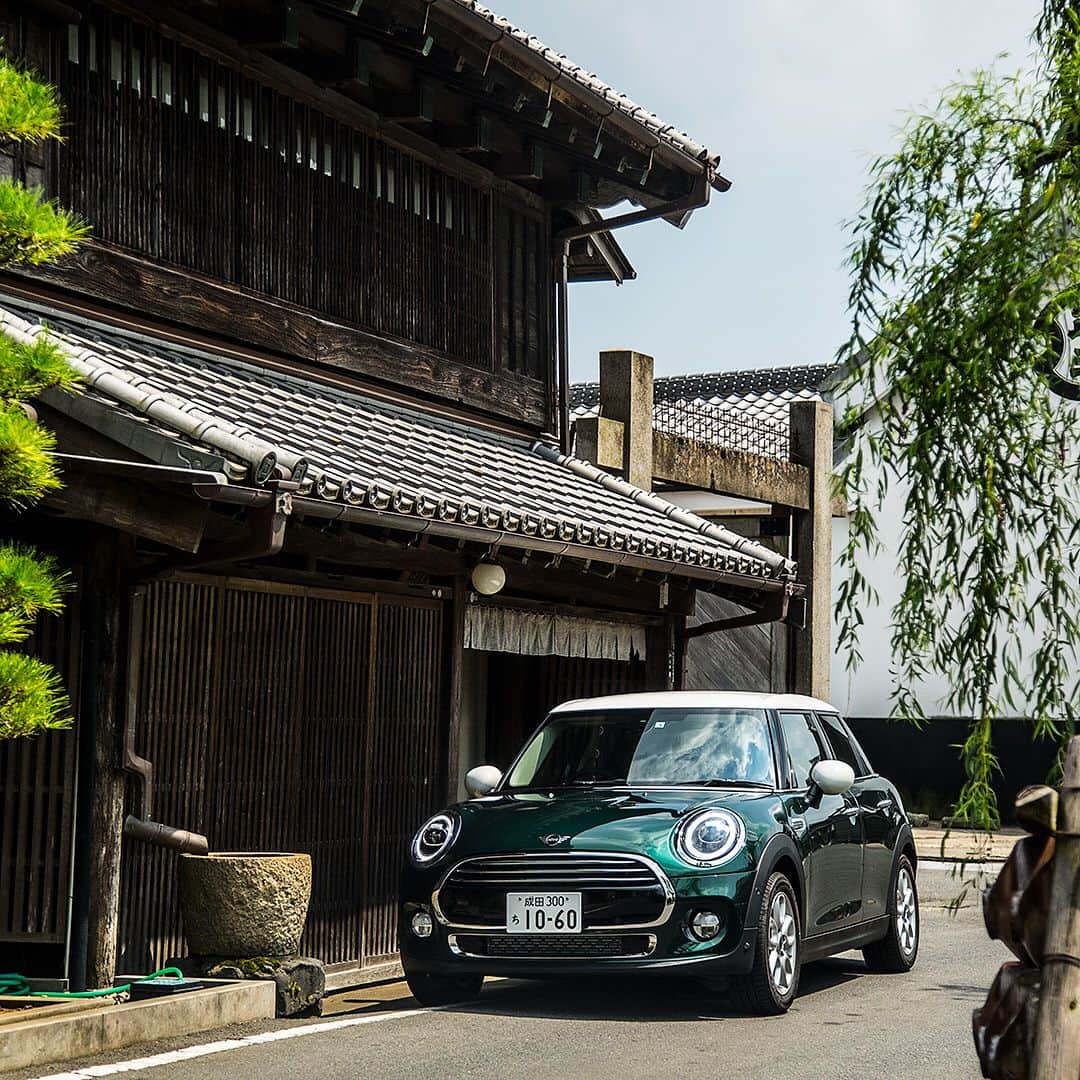 MINI Japanさんのインスタグラム写真 - (MINI JapanInstagram)「古い建物が多く残る#佐原。昔ながらの風情ある街並みにも、ブリティッシュ・レーシング・グリーン・メタリックのボディがよく映える。 #MINIJapan #JapanTrip #NewMINI #5Door #ミニ #旅行 #旅」8月17日 19時19分 - mini_japan