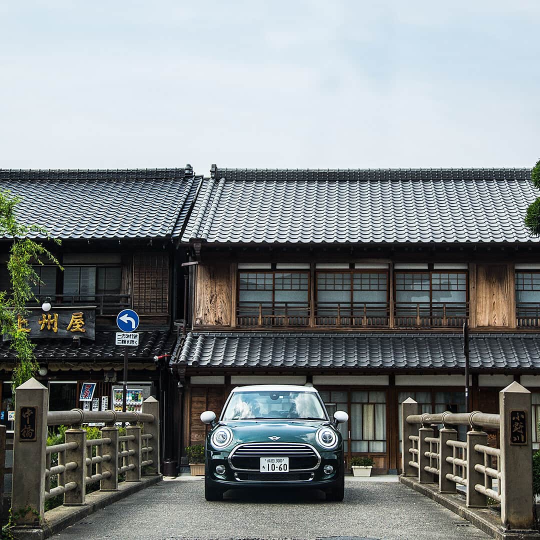 MINI Japanさんのインスタグラム写真 - (MINI JapanInstagram)「古い建物が多く残る#佐原。昔ながらの風情ある街並みにも、ブリティッシュ・レーシング・グリーン・メタリックのボディがよく映える。 #MINIJapan #JapanTrip #NewMINI #5Door #ミニ #旅行 #旅」8月17日 19時19分 - mini_japan