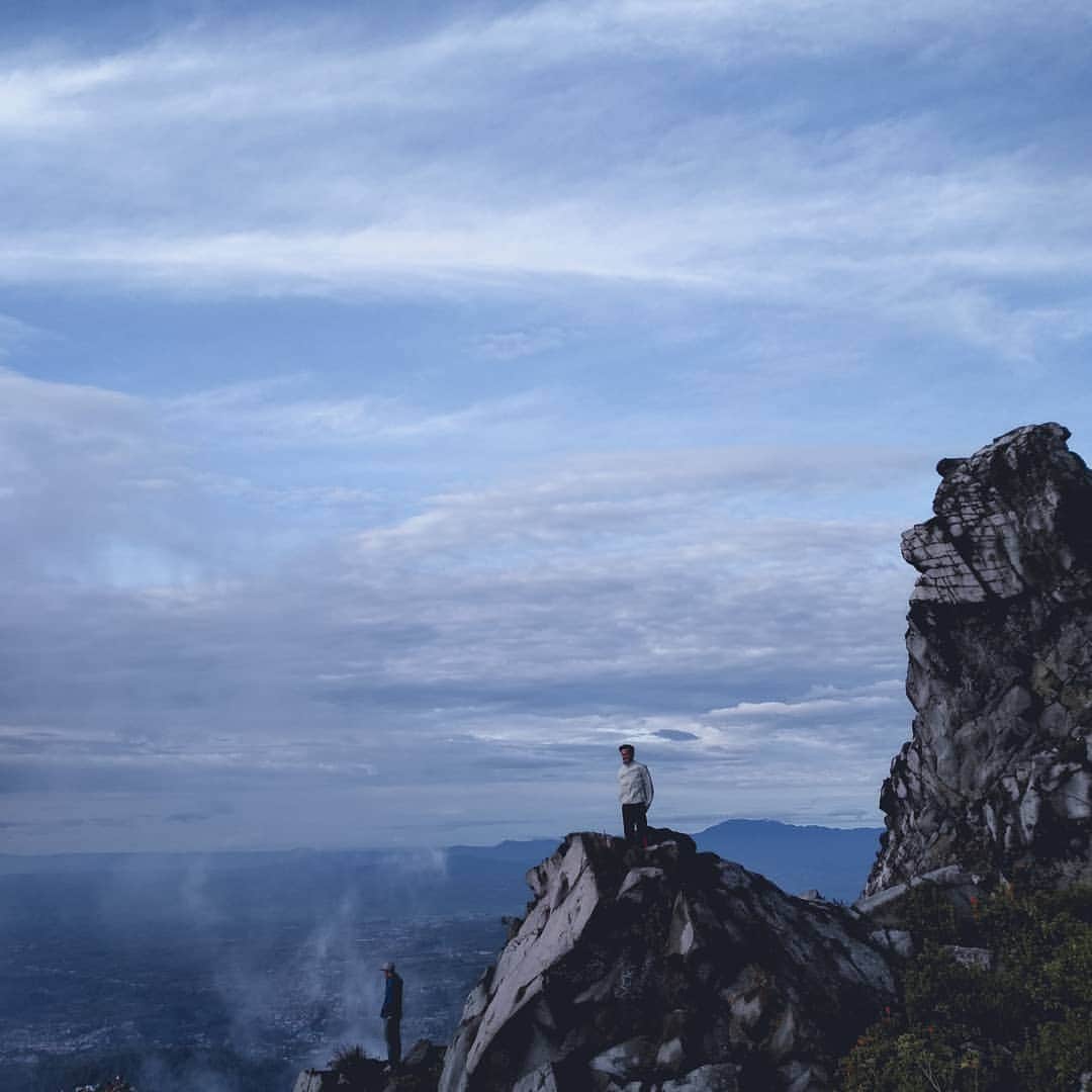 Yumiのインスタグラム：「Hi,  Sigandik again X Kita Pasti Bisa . Loc. Sibayak Mountain  #mountaintop #nature #pendakikusam #photographyindonesia #indonesiaphotography」