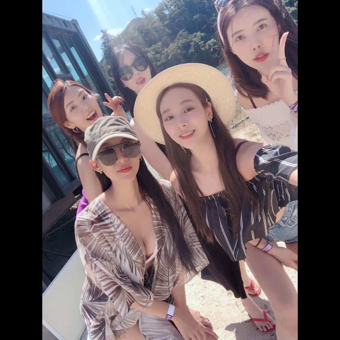 ジンジュ さんのインスタグラム写真 - (ジンジュ Instagram)「행복한 #여름휴가 ❤️ @dainssong  @__yudidi_  @nastynada  @love_eppiyou」8月17日 19時46分 - shining_jinju