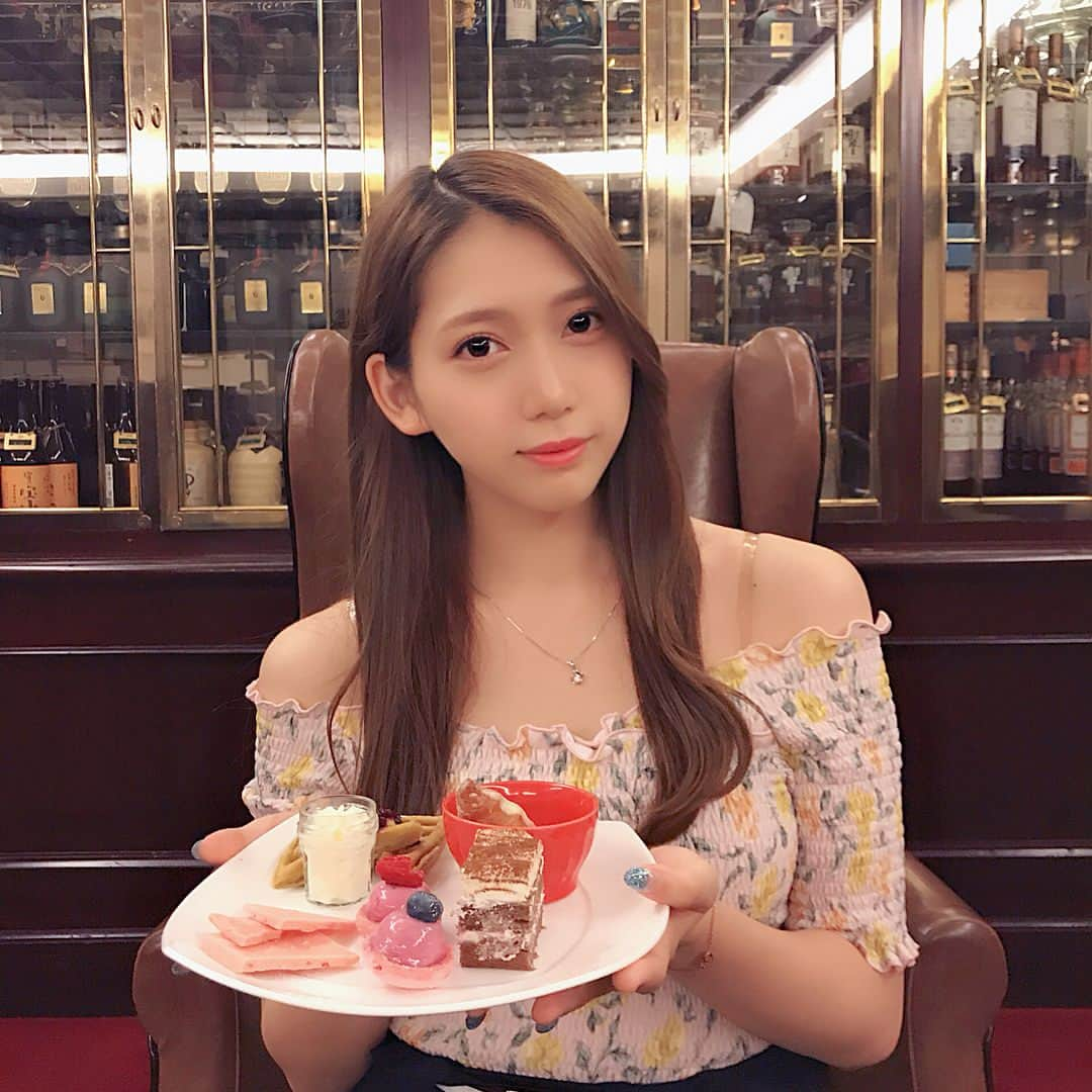 茂木忍さんのインスタグラム写真 - (茂木忍Instagram)「. スイーツビュッフェに行ってきました〜🍰🍨🍓✨ . 甘いものに目がない私…☺️ 幸せな空間でした🌹 . インスタ映えスポットで恥ずかしくなっちゃって結局こんな顔に。🙂(4枚目) インスタグラマーへの道は遠い… . . #ヒルトン東京 #マーブルラウンジ #スイーツビュッフェ . #甘いの散々食べた後のしょっぱいスープが結局優勝」8月17日 20時06分 - _mogi_shinobu_