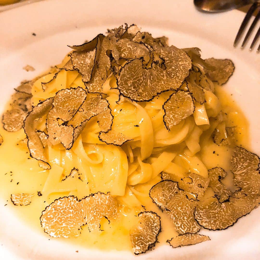 JULIANさんのインスタグラム写真 - (JULIANInstagram)「🎆神宮外苑花火大会🎇終わってから 『trattoria Tanta Bocca 』 〜トラットリア タンタボッカ〜 ここのイタリアン何食べても美味しかった😋🍽 🍝黒トリュフカルボナーラ🍝 #タンタボッカ #🇮🇹 #イタリアン #italianfood #italian  #代々木 #北参道 #ディナー #dinner  #東京グルメ #テラス席 #黒毛和牛 #ステーキ #steak #肉  #パスタ #🍝 #pasta  #カルボナーラ #carbonara #トリュフ #truffle #白レバー #パテ #チーズ #cheese #生ハム #グラタン  #グルメ #gourmet ✟☻✟☻✟☻✟☻✟☻✟☻✟☻✟ ✰☻JULIAN☻✰ FASHON PRODUCERとして （モデル・デザイナー・スタイリスト・ファッション誌プロデュース）など多岐に渡り活躍し,現在インスタグラマー/インフルエンサーとしても大注目でオファーが殺到しており、 🔴サイバーエージェントグループ史上初となるプロダクション 【HASH JAPAN】 〜日本を代表するインスタグラマー専用プロダクション〜 と記念すべきMENS第１号となる専属タレント契約を発表❣️ ⬇︎⬇︎⬇︎⬇︎⬇︎⬇︎ 🔴新所属事務所は近日発表🔴 ※依頼はDMで宜しくお願いしますm(_ _)m」8月17日 11時05分 - julian_official_jp
