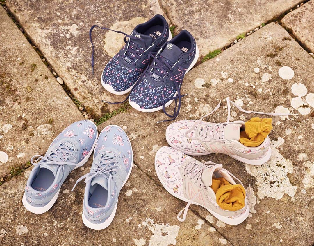 New Balance Japan Women のインスタグラム：「【New Balance x Cath Kidston:WL415】キャス キッドソンとのコラボレーションコレクションが本日(8/17)発売。カジュアルシーンからウォーキングまで、多彩なスタイリングに合わせられるプレーンなシルエットが特徴の「WL415」は、優しいパステルのカラーパレットに小鳥と木枝を繊細なタッチで描いた「リトルバーズ」と、絵画のような花々を美しいブルーの背景に落とし込んだ「グローブバンチ」、ネイビーの背景にフューシャとターコイズのカラーを散りばめた「アイダーダウン ディッツィ」を纏って登場。  #キャスキッドソン#ニューバランス#CathkidstonXNewBalance#cathkidston#newbalance#NB」