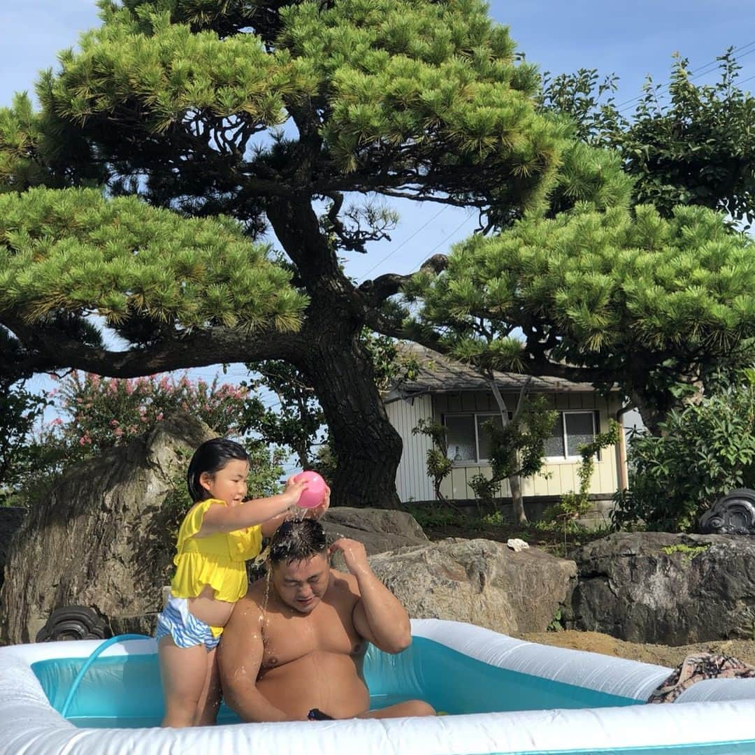 あかつさんのインスタグラム写真 - (あかつInstagram)「久しぶりにいわきの実家でお盆を過ごしましたっ！ 妹がプールを買って来てくれて娘も大喜びっ！」8月17日 12時30分 - akatsu_sumo