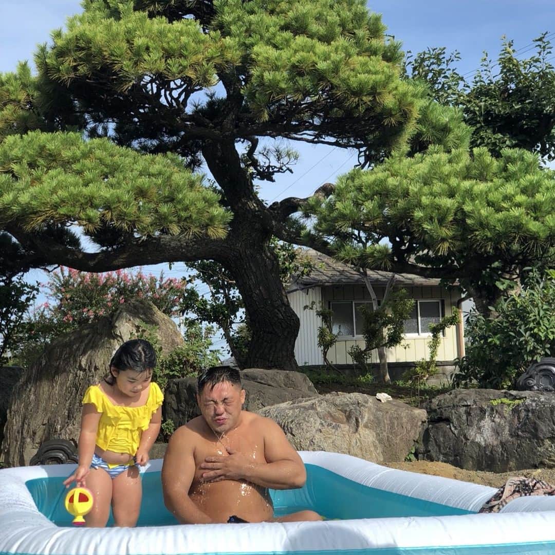 あかつさんのインスタグラム写真 - (あかつInstagram)「久しぶりにいわきの実家でお盆を過ごしましたっ！ 妹がプールを買って来てくれて娘も大喜びっ！」8月17日 12時30分 - akatsu_sumo