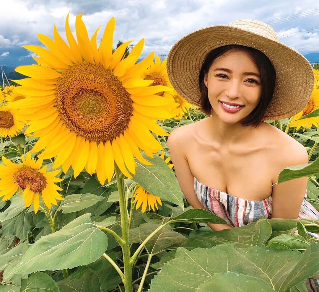 濱野りれさんのインスタグラム写真 - (濱野りれInstagram)「🌻🌻🌻 You can see white angel If you swipe🔜👼 . . #sunflowerfield#sunflowers🌻 #photogenic_jp#summerstyle#summertime#yamanashi#japanesegirl#ootd#fashionable#fashionista  #instagramjapan#tabijyo#ひまわり畑#ひまわり#明野ひまわり畑#山梨旅行#フォトジェニック#ドライブ#タビジョ#旅好き」8月17日 12時30分 - riregram
