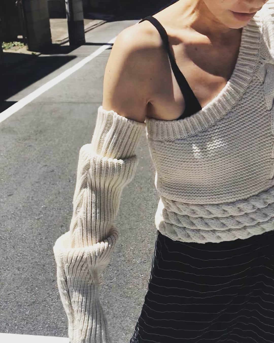 白幡啓さんのインスタグラム写真 - (白幡啓Instagram)「styling/ kei shirahata 入荷中のアイテムです。  ワンショルダーのニットベスト は ちょっと秋気分ね❤️ 今は一枚で素肌をみせて。 もう少し経ったら シンプルなシャツの上に重ねて。  冬には薄手のタートルの上でも ちょっとした アクセントになります。  同じシリーズの たっぷりとしたアームウォーマー じ つ は 私達の 力強い腕を華奢に見せてくれる効果が！！🤨 秋第一段がたくさんショップに 揃ってまーす！  明日明後日 大阪いくでーー😃  そして 因みにですが、 1枚目のしゃしんは 前 2枚目は 背中です。 わかりずらくて、ごめんなさーい😜」8月17日 13時51分 - 1030kei