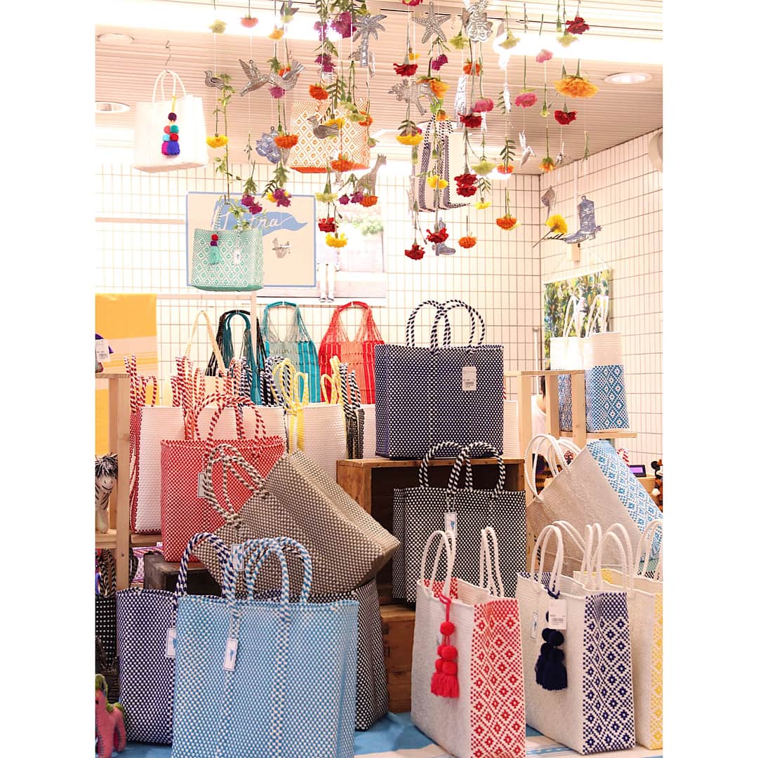 吉祥寺PARCOのインスタグラム：「👜Letra（レトラ） 8/13(月)〜8/26(日) 公園通り口イベントスペース。 . レトラはスペイン語で"手紙"という意味だそう💌 . ユニークな素材やデザイン性の高いひとつひとつハンドメイドのメキシコ手工芸品です。 ガンガン使えるのに、 デザインが美しくてたのしいですね🌿 アウトドアにも、インテリアにも。 . #吉祥寺 #parco #パルコ #吉祥寺パルコ #吉祥寺parco #吉祥寺さんぽ #Letra #レトラ #メルカドバッグ #メルカド #メキシコ #手工芸 #手工芸品 #ハンドメイド #スペイン #手紙 #👜 #かごバッグ #アウトドア #インテリア #期間限定 #期間限定ショップ #リミテッド #リミテッド #ていねいな暮らし #ていねいに暮らす #雑貨 #雑貨好き」