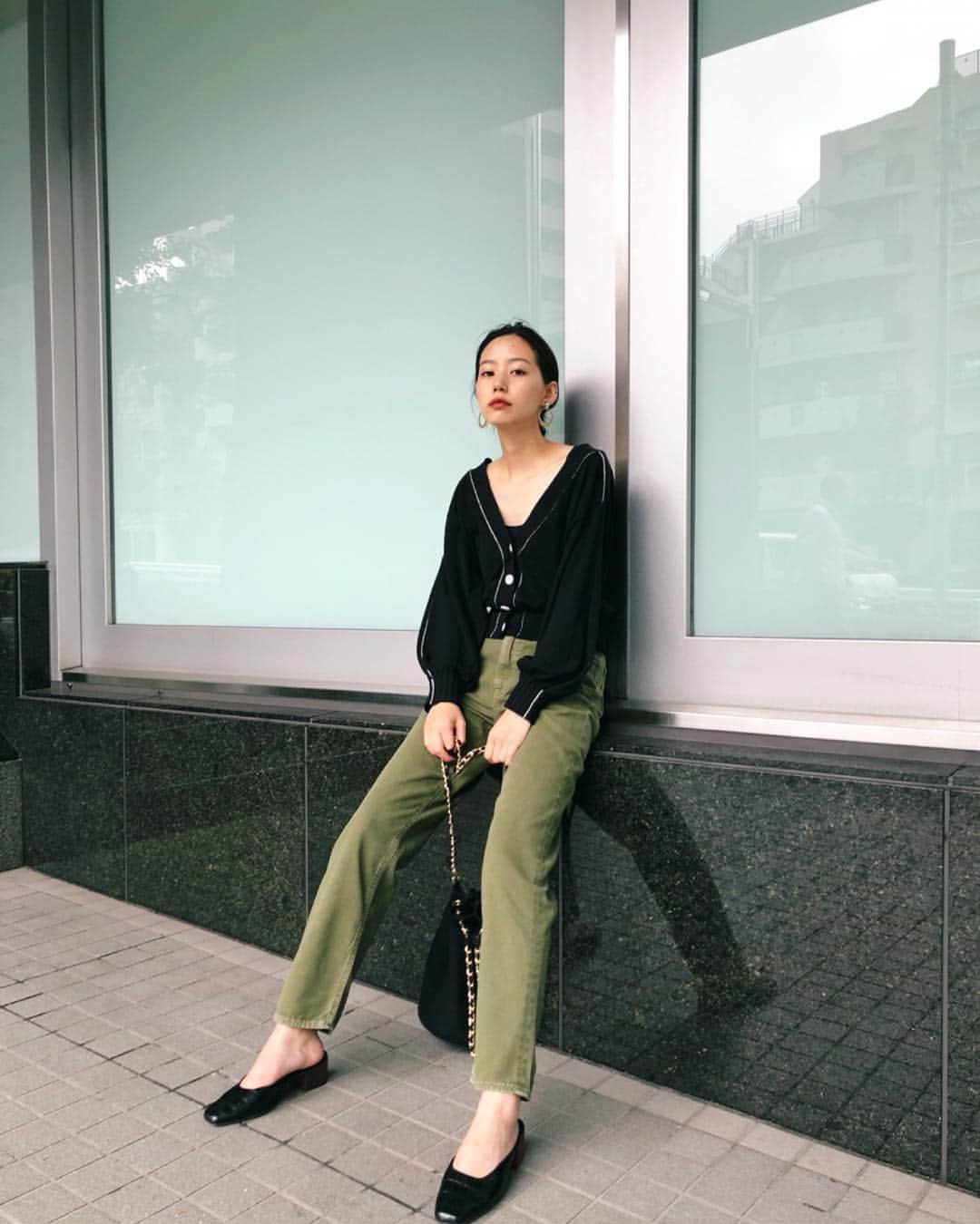 Shiho Sasakiのインスタグラム：「反応良かったので全身も📸 カーディガンはショート丈だからジャストウエストのボトムスとも相性🙆‍♀️です✨ PANTSは9月発売予定の ◾︎JW COLOR TAPERED 製品染めのヴィンテージライクな風合いがツボ👖🍀 #MOUSSY#MOUSSYSNAP」