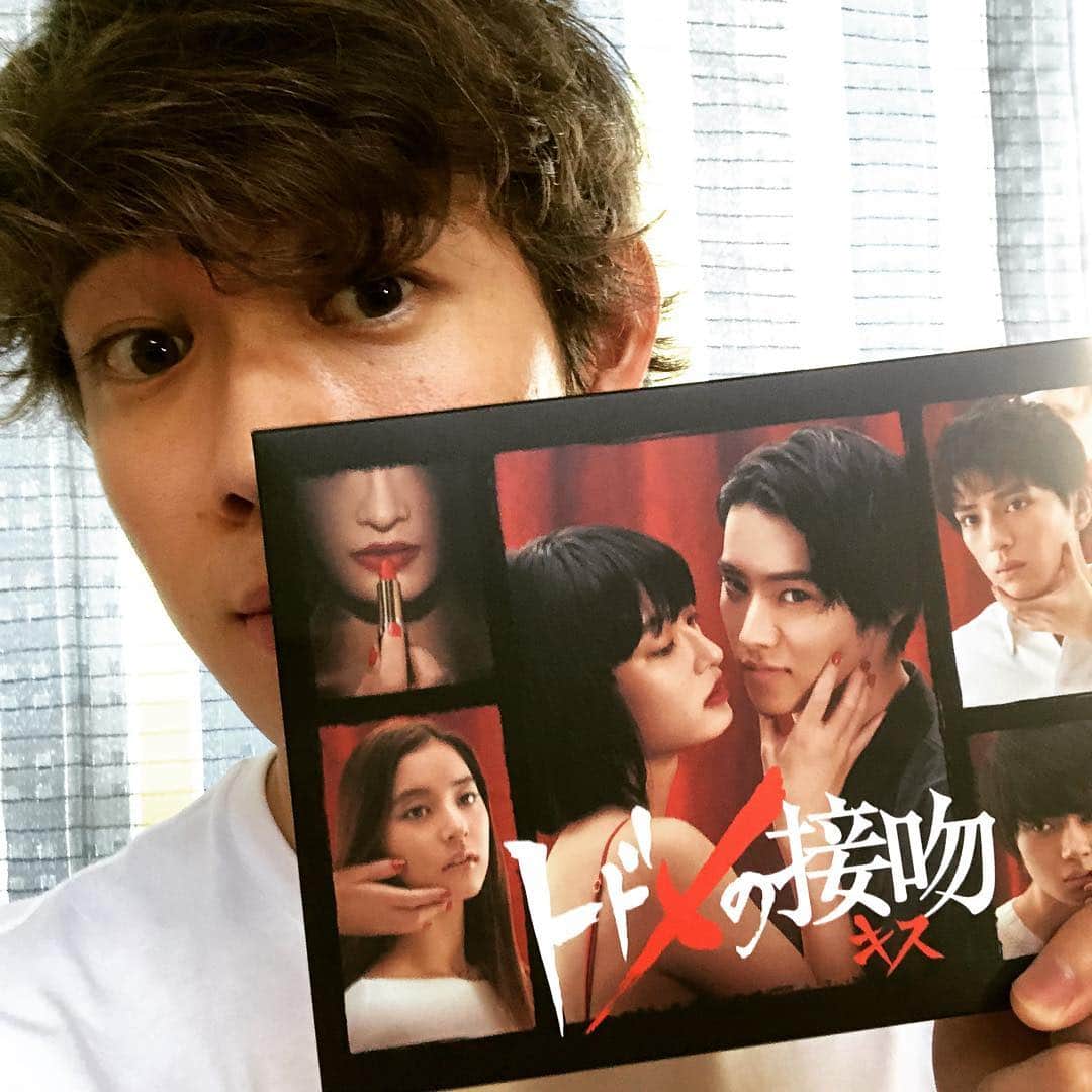 宮沢氷魚さんのインスタグラム写真 - (宮沢氷魚Instagram)「「トドメの接吻」DVD ゲット。 特典みてるけど、勇斗のコーナー面白い。 #トドメの接吻」8月17日 16時24分 - miyazawahio