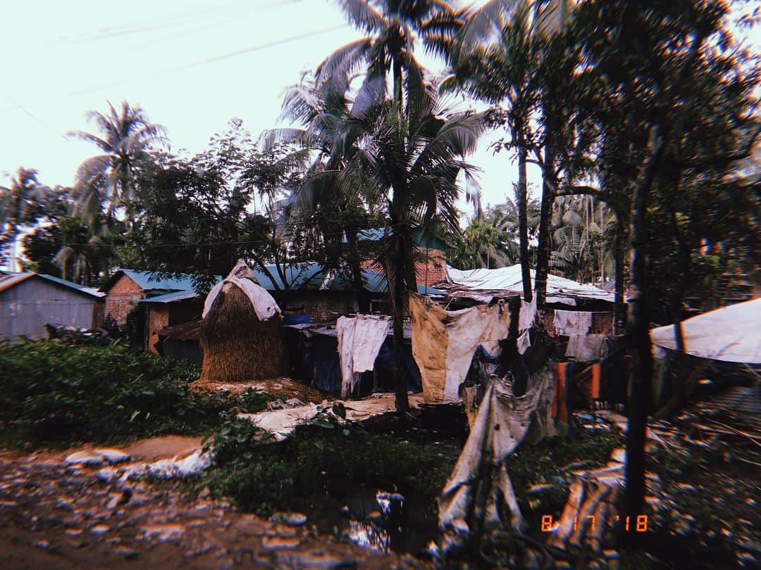 ジジ・ハディッドさんのインスタグラム写真 - (ジジ・ハディッドInstagram)「En route to the Jamtoli Refugee Camp today, Cox’s Bazar, Bangladesh. As well as providing for the Rohingya refugees, UNICEF supports the host communities in need, including an estimated 28 thousand people given access to better sanitation and safe water through the WASH Program, and 53 thousand locals have been supported in educational activities. Link in my bio to learn more 🇧🇩 @unicefusa @unicefbangladesh #childrenfirst」8月17日 17時43分 - gigihadid