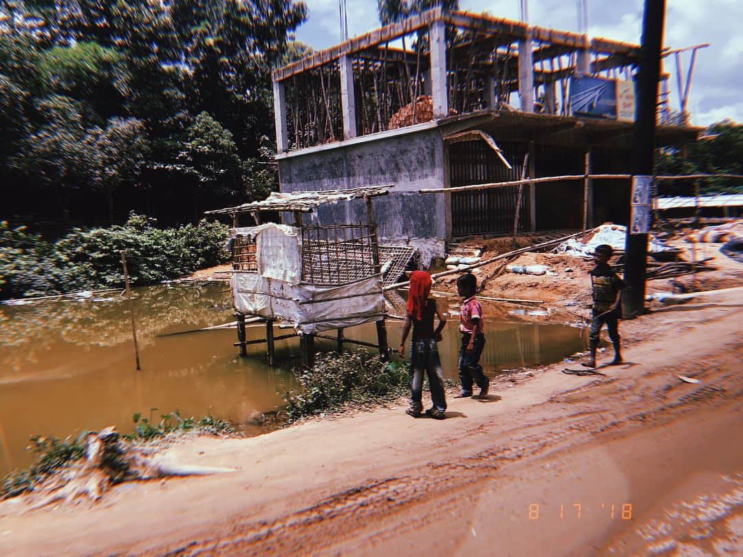 ジジ・ハディッドさんのインスタグラム写真 - (ジジ・ハディッドInstagram)「En route to the Jamtoli Refugee Camp today, Cox’s Bazar, Bangladesh. As well as providing for the Rohingya refugees, UNICEF supports the host communities in need, including an estimated 28 thousand people given access to better sanitation and safe water through the WASH Program, and 53 thousand locals have been supported in educational activities. Link in my bio to learn more 🇧🇩 @unicefusa @unicefbangladesh #childrenfirst」8月17日 17時43分 - gigihadid