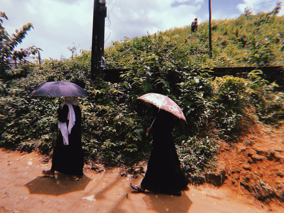 ジジ・ハディッドさんのインスタグラム写真 - (ジジ・ハディッドInstagram)「En route to the Jamtoli Refugee Camp today, Cox’s Bazar, Bangladesh. As well as providing for the Rohingya refugees, UNICEF supports the host communities in need, including an estimated 28 thousand people given access to better sanitation and safe water through the WASH Program, and 53 thousand locals have been supported in educational activities. Link in my bio to learn more 🇧🇩 @unicefusa @unicefbangladesh #childrenfirst」8月17日 17時43分 - gigihadid