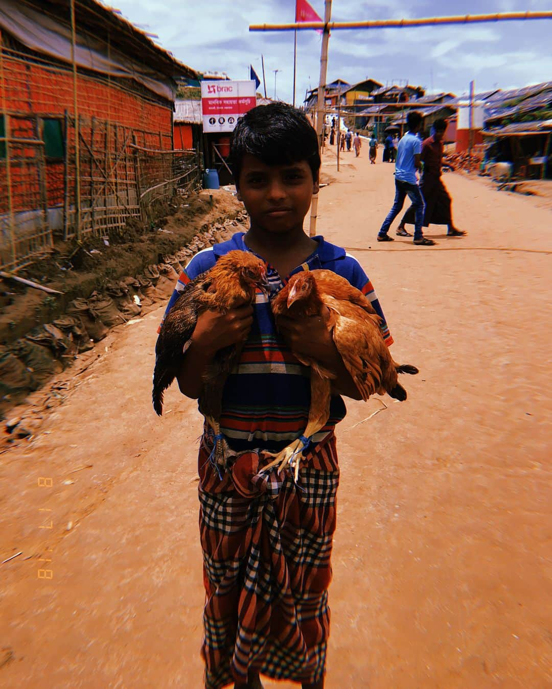 ジジ・ハディッドさんのインスタグラム写真 - (ジジ・ハディッドInstagram)「Jamtoli Refugee Camp, Cox’s Bazar, Bangladesh. Population: 45,470 (as of 21 Jun 2018). Across all the camps, 1.3 million people currently require humanitarian assistance, more than half of them are children. From January-July of 2018, UNICEF has enrolled 91,929 refugee children in emergency non-formal education, trained 2,762 teachers to support improved learning for refugee children, provided 146,670 refugee and host community children with psychosocial activities and/or Gender-Based Violence services, & have reached over 900 thousand people with oral cholera vaccines, primary healthcare services in UNICEF-supported facilities, and with the Penta 3 vaccine, protecting against life-threatening illnesses such as diphtheria and pertussis. Link in my bio to learn more 🇧🇩 @unicefusa @unicefbangladesh #CHILDRENUPROOTED」8月17日 18時28分 - gigihadid