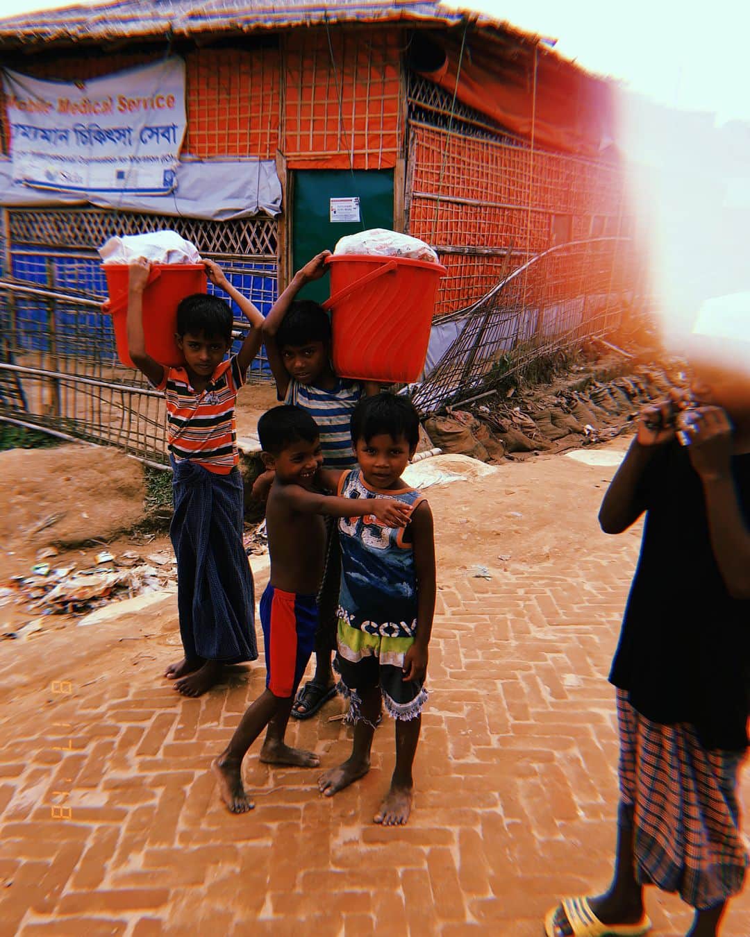 ジジ・ハディッドさんのインスタグラム写真 - (ジジ・ハディッドInstagram)「Jamtoli Refugee Camp, Cox’s Bazar, Bangladesh. Population: 45,470 (as of 21 Jun 2018). Across all the camps, 1.3 million people currently require humanitarian assistance, more than half of them are children. From January-July of 2018, UNICEF has enrolled 91,929 refugee children in emergency non-formal education, trained 2,762 teachers to support improved learning for refugee children, provided 146,670 refugee and host community children with psychosocial activities and/or Gender-Based Violence services, & have reached over 900 thousand people with oral cholera vaccines, primary healthcare services in UNICEF-supported facilities, and with the Penta 3 vaccine, protecting against life-threatening illnesses such as diphtheria and pertussis. Link in my bio to learn more 🇧🇩 @unicefusa @unicefbangladesh #CHILDRENUPROOTED」8月17日 18時28分 - gigihadid