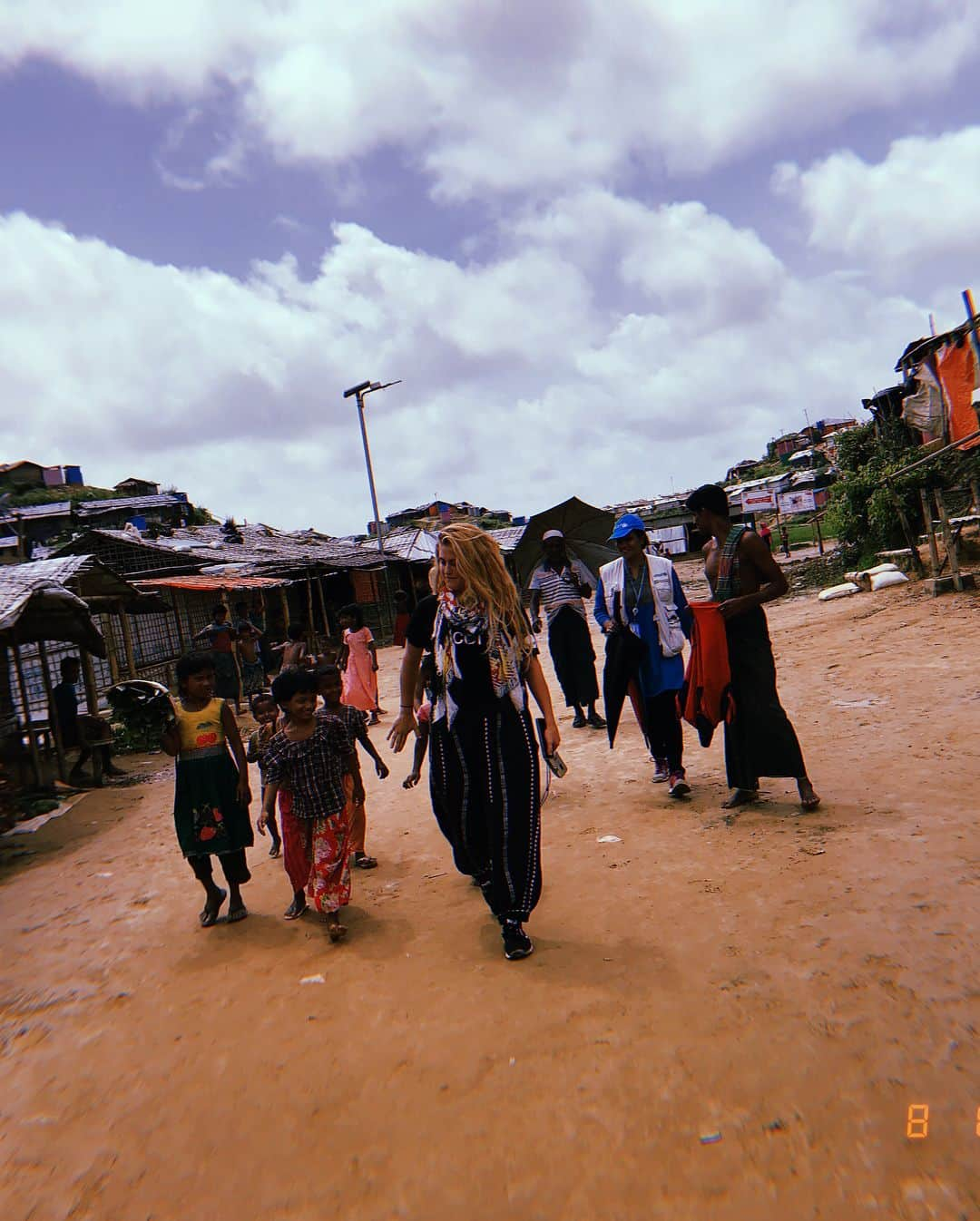 ジジ・ハディッドさんのインスタグラム写真 - (ジジ・ハディッドInstagram)「Jamtoli Refugee Camp, Cox’s Bazar, Bangladesh. Population: 45,470 (as of 21 Jun 2018). Across all the camps, 1.3 million people currently require humanitarian assistance, more than half of them are children. From January-July of 2018, UNICEF has enrolled 91,929 refugee children in emergency non-formal education, trained 2,762 teachers to support improved learning for refugee children, provided 146,670 refugee and host community children with psychosocial activities and/or Gender-Based Violence services, & have reached over 900 thousand people with oral cholera vaccines, primary healthcare services in UNICEF-supported facilities, and with the Penta 3 vaccine, protecting against life-threatening illnesses such as diphtheria and pertussis. Link in my bio to learn more 🇧🇩 @unicefusa @unicefbangladesh #CHILDRENUPROOTED」8月17日 18時28分 - gigihadid