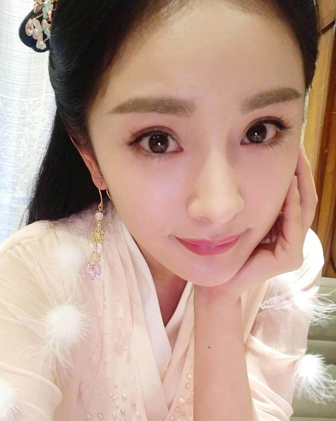 ヤン・ミー（Yang Mi）さんのインスタグラム写真 - (ヤン・ミー（Yang Mi）Instagram)「七夕快乐Happy Chinese Valentine’s Day❤️#杨幂 #楊冪  #legendoffuyao #扶搖 #yangmi #mimi #love」8月18日 5時10分 - yangmi_