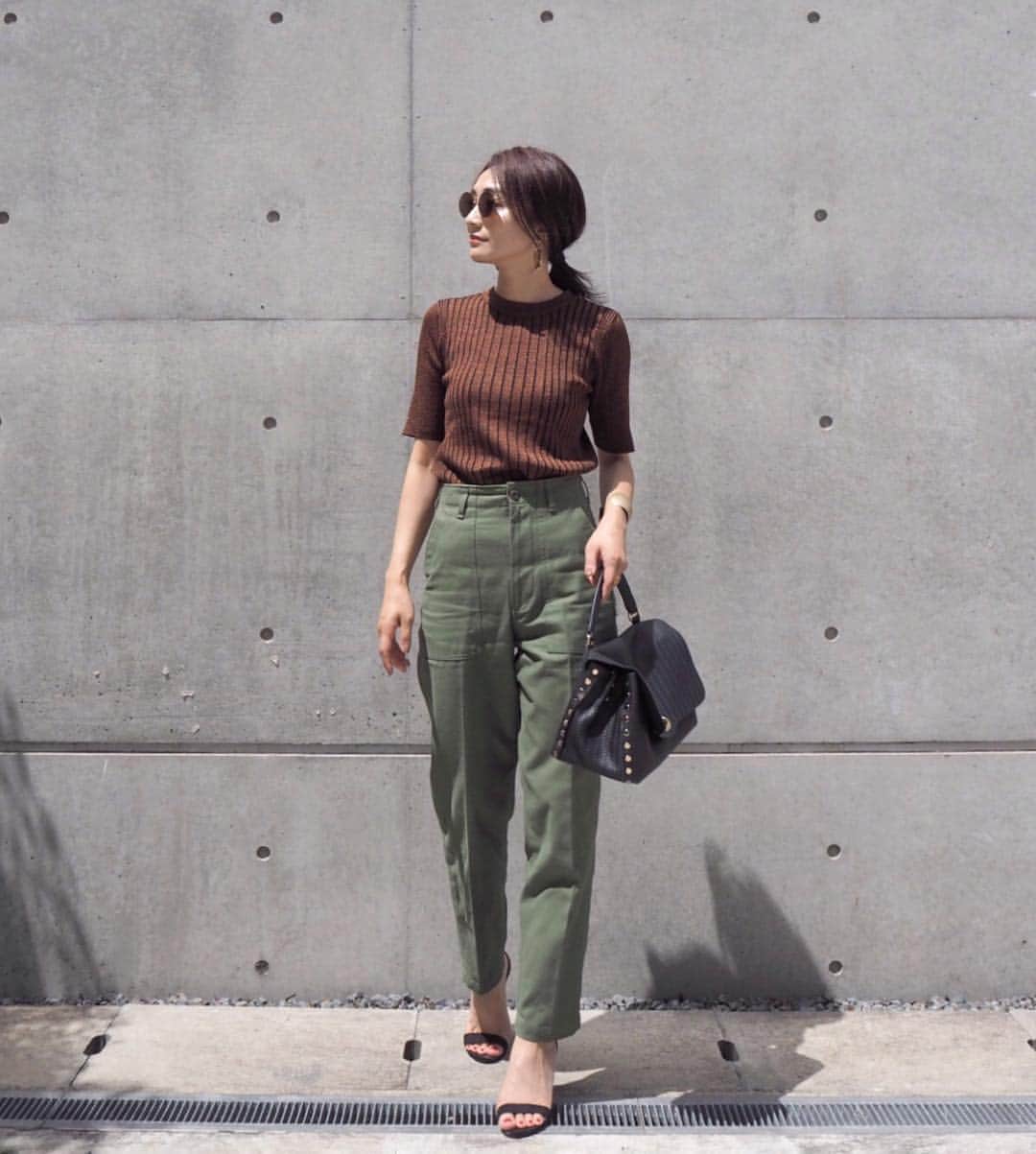 のインスタグラム：「#coordinate . . アースカラーコーデが やっぱり落ち着く☺︎ 少しずつ秋へシフト✨ . tops  @lagunamoon_com  pants  @shinzone_official  bag  @zanellato_official . .  朝晩が急に涼しくなりましたね🍃 残り少ない夏を たくさん楽しみます🌻 . . blog更新しました #knit #lagunamoon #アースカラー #ベイカーパンツ #shinzone #シンゾーン #zanellato #ザネラート #ザネラートポスティーナ」