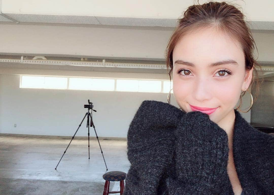 滝沢カレンさんのインスタグラム写真 - (滝沢カレンInstagram)「みなさんこんばんさ❤️💌 皆さんは、本当に本当に人間として素晴らしくて、優しい方々です❣️ 前回の記事に対しての皆様からのコメントが私の胸を突き破り人間の温かさにノックしてくれました🚪💗 一緒に喜んでくれる居間の住人(仲間)がいてくれるだけで、私は明日も明後日も、来週も頑張れるんです😉😌😊☺️💕💗💗✨❤️⭐️ そんな嬉しい朝から、絶叫を出しても問題ないくらい本当に今日はいい一日でした🌈🎉✨✨(天候)  こんな日がずっと続いてくれればいいのに、と思う一方で秋や冬は出番の順番がだんだん前に上がってきて、私をドキドキさせます⛄️❣️ なぜなら私は冬は大の苦手なくらいの激しい寒がりだからです😰⛄️💦💦 どうしたって芯から冷える体に立ち向かう毎年が私にとっては土下座でどうにかなるなら教えて欲しいです😢🙇🏼‍♀️🙇🏼‍♀️🙇🏼‍♀️ 今日は朝からすっごく楽しくてたのしみにしていた、「JJ」さんの撮影でした📸❣️💗💗 私服を出した撮影で、多分皆さまに見てもらいたいくらい私のタンスからメンバーを集めてきました💕🎉✨✨😃 秋服ですので、凄くワクワク撮影です🍁 秋が楽しみになってしまいました😛😝❤️🌈 この長さにしてから、あまり髪の毛を結ぶなど無縁もいいとこの話でしたが、今日やっと伸びてきたのかという感じで久々のお団子頭してビックリしました🍡💕 お団子というよりは、大福か饅頭ヘアのがお似合いだとおもいます⚫️🤲🏻 と、いうより、皆様から見る角度からはなんの頭になっているのかも分からないただの「顔」という写真ですね😢😣😅 全く気の使えない女ですいません...😢🙇🏼‍♀️🙇🏼‍♀️🙇🏼‍♀️ そして、秋服もチラリと見えてますが全部見たい方是非「JJ」10月号に載っています❤️💕 私のタンスの中にあるものですよ💕💕💕 「ものすごく可愛い洋服だ」とだけ言っておきましょう😅🍁❤️💗❗️❗️ ワクワクする気持ちを一緒に味わいましょう🌈🍕❤️❤️ 私の大好きな事も言わせてもらいました😍🤲🏻🌈とってもいい撮影になりました💕 ありがとうございます😊💗 明日も撮影ですので、早く寝かせてくださいね😘 皆さまも、ゆっくりお休みください😎✨💕💕 おやすみなさい💤⭐ #夢の続きが見たいなら #また夢を叶えるしかないんだ #また夢を叶えるには #夢に向かって生き続けるしかないんだ #夢を見つけたいのなら #見つかるまで毎日をただひたすら #無駄にしてはいけないんだ #365日の繰り返しが #私たちの一冊になるように」8月17日 21時05分 - takizawakarenofficial