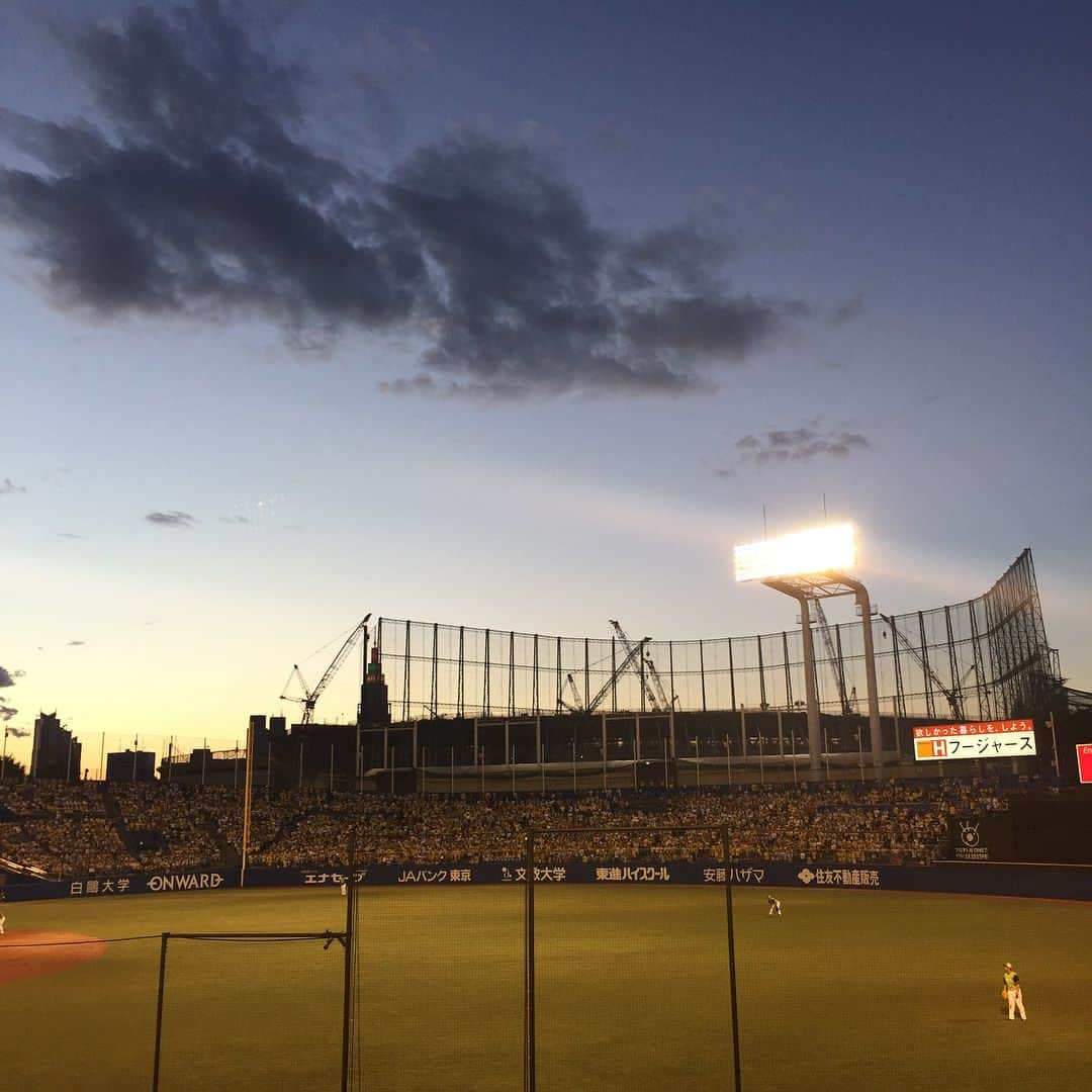 坂東亀三郎さんのインスタグラム写真 - (坂東亀三郎Instagram)「神宮球場。 vs阪神タイガース  連日の親子での神宮球場。 そして、突然立ち上がって踊り始めた。子供のする事はわからん。 ・ ・ そして、今回も書きます❗️ スワローズ情報満載のサンケイスポーツ月刊タブロイド紙「丸ごとスワローズ」🗞 第41号目は8月17日(金)に発行します。2014年からの連載も遂に5年目に突入です、ネタ切れ気味ですが趣向を凝らしスワローズファンが喜び盛り上がる様にしていきますので、お楽しみに！！ ・ ・ #歌舞伎 #音羽屋 #歌舞伎役者 #亀三郎 #坂東亀三郎 #六代目 #彦三郎 #坂東彦三郎 #九代目 #歌舞伎部 #KABUKI #JAPAN #otowayabando #彦観戦 #親バカ部 #倅マン #えみふる #彦亀動画部  #東京ヤクルトスワローズ #燕党 #ヤクルト #スワローズ #ヤクル党 #明治神宮球場 #神宮天気証拠 コメントはお気軽に📝」8月17日 21時18分 - otowayabando