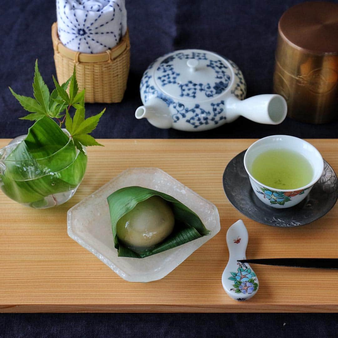 のん ◡̈*さんのインスタグラム写真 - (のん ◡̈*Instagram)「・ #のんお茶時間 ・ ・ ・ 風が心地よい一日でした。 秋の気配を感じると おセンチになっちゃうな😂 ・ ・ ・ picの お菓子は冷たいレモン葛まんじゅう🍋 お茶は台湾茶です🍵 ・ 平急須は中里月度務さん @tsutomu_nakazato の作品で、 美味しいお茶が淹れられるようにと 形にこだわり つくられたもの✨ ・ お気に入りの急須です😊 ・ ・ ・ ・ そして、私はまだ九州 #夏休み長すぎ ですね🙈 ・ ・ ・ ・ #お茶時間 #丁寧な暮らし #クッキングラム #クッキングラムアンバサダー #マカロニメイト #キナリノ #和菓子 #お茶 #茶器 #平急須 #急須 #刺し子 #日々 #暮らし#うつわ #器 #和食器 #染付 #中里月度務 #中里博彦 #中里博恒 #心和庵  #開化堂 #三川内焼 #平戸松山」8月17日 21時23分 - non_la_non