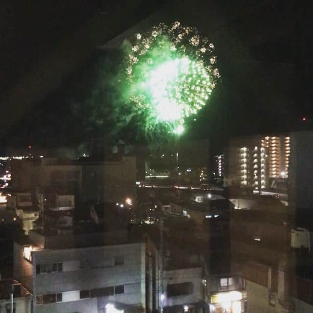 のインスタグラム：「まいど‼️ゆずの小町石山店です‼️ 瀬田の花火綺麗でしたね🎇 今日はまだまだ営業しております‼️ 「インスタ見たよ」で全ドリンク半額です🥤✨ 是非ご来店ください🤗 #ゆずの小町#ゆず#石山#ゆずの小町石山店#食べ放題#飲み放題#食べ飲み放題#宴会#飲み会#ゆず酒#琵琶湖#滋賀#大津#大津市#肉#肉寿司#コスパ#デート#女子会#創作料理」