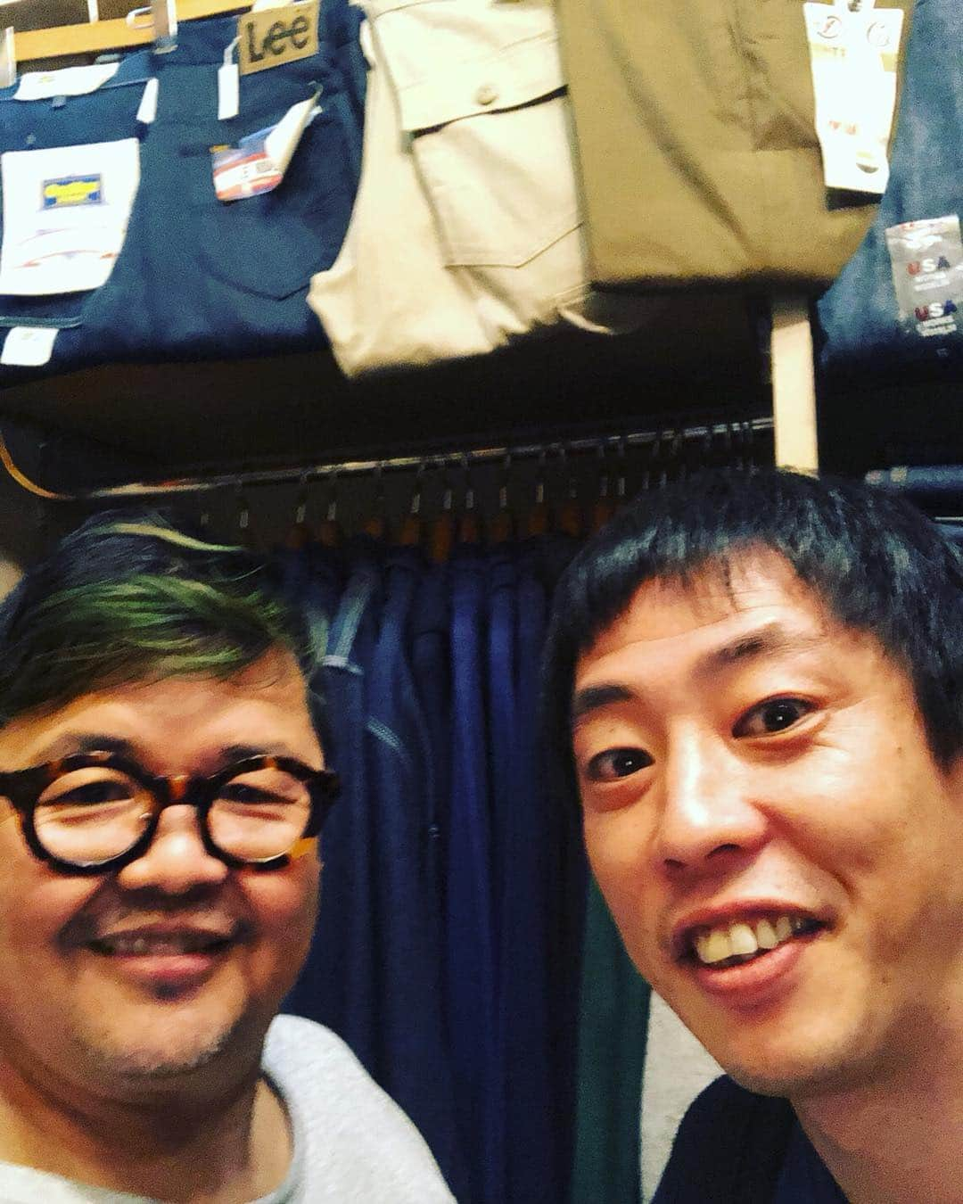 森田哲也さんのインスタグラム写真 - (森田哲也Instagram)「大阪で少し時間があったので、アメリカ村にある最高の古着屋『Mecca』さんへ。 ほんまにかっちょええ古着がいっぱいあるのでお好きな方は是非行ってみてください。  今日は店長と当時のアメ村の懐かしい話アホほどした。  メッカ、ジャングルジャロピー、スリフティ、ブルー、マグネッツ、ドッグ、イエスター、ピグスティ、しょうき堂、無国籍百貨、ズック、モモサルーン、エッグプラント、ボイス、しょうちゃん堂、サンビレ、ブラックホール、イッツア、グリーン、ラブバズ・・・ 意味不明な単語ばっか並べてすいません。  #２丁目ブームの話 #無国のゲーセンに入りづらかった話 #BOONカジカジの話 #商愛の鬼接客の話 #小山田圭吾のウエストポーチ斜めがけ #タイムのカツカレー #ニューライトのセイロンライス #高校の時アメ村で３万カツアゲされたなぁ #結局ハマダーに憧れる」8月17日 21時39分 - saraba_morita